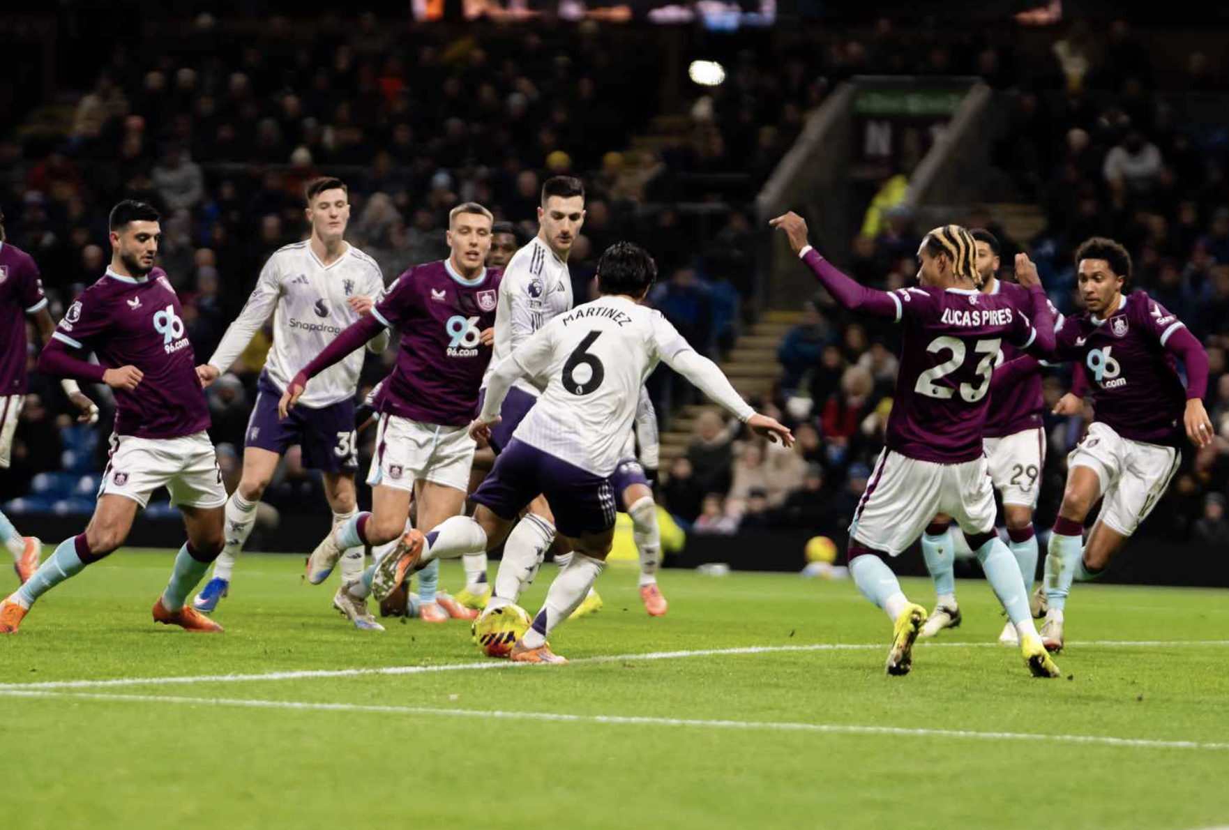 Man United mất thắng trước Burnley, HLV tạm quyền Darren Fletcher kém vui - Ảnh 3.
