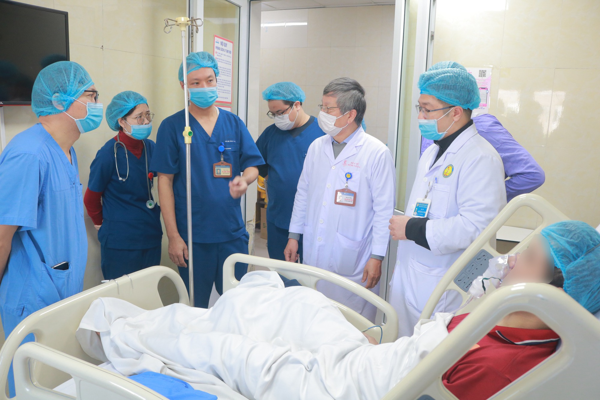 Sức khỏe của 15 người trong vụ ch&aacute;y ở ng&otilde; 82 Trần Cung đang được điều trị tại Bệnh viện E hiện ra sao?- Ảnh 1.