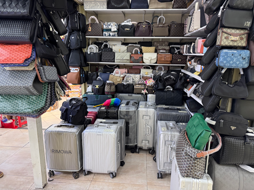 Hàng giả hàng nhái tại TP HCM: Thực trạng và giải pháp tiêu dùng an toàn - Ảnh 1. Hàng giả hàng nhái tại TP HCM: Thực trạng và giải pháp tiêu dùng an toàn - Ảnh 1.