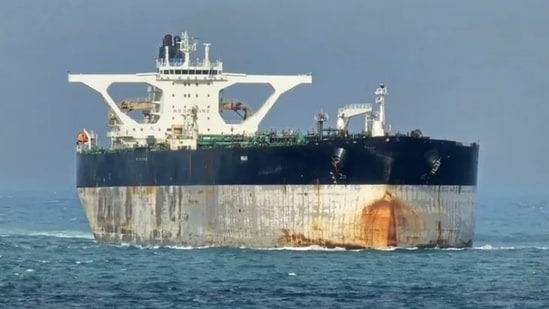 Mỹ truy đuổi t&agrave;u dầu gần Venezuela, Nga điều t&agrave;u ngầm hộ tống - Ảnh 1.