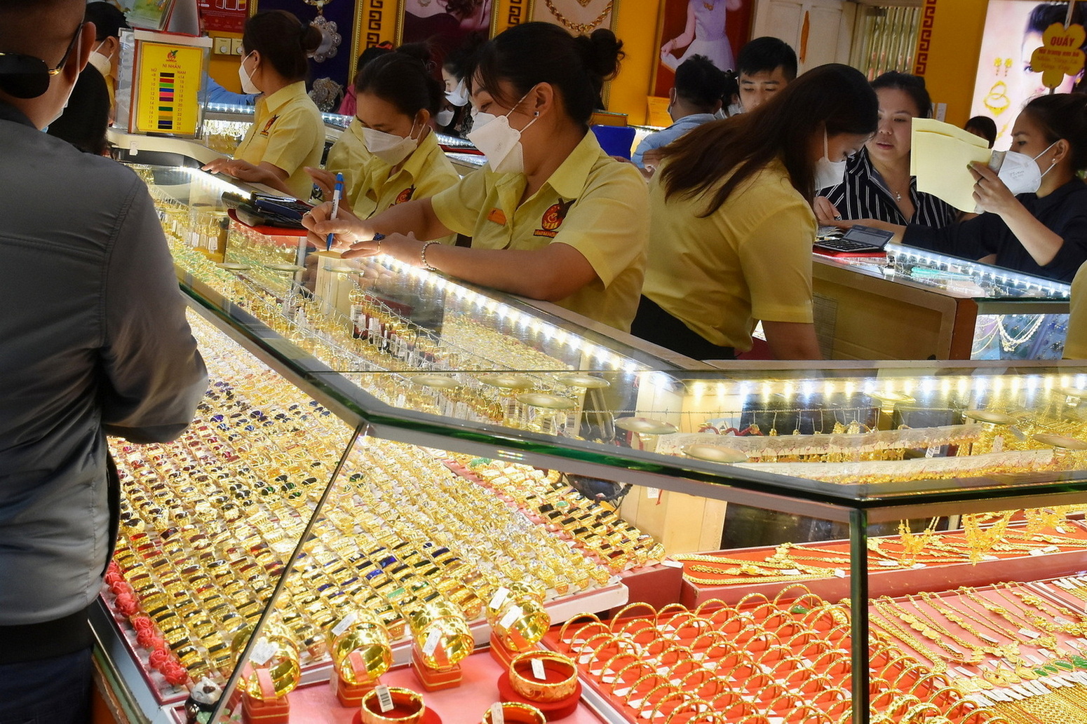 Giá vàng hôm nay 8-1: Bắt đầu sụt giảm - Ảnh 1.