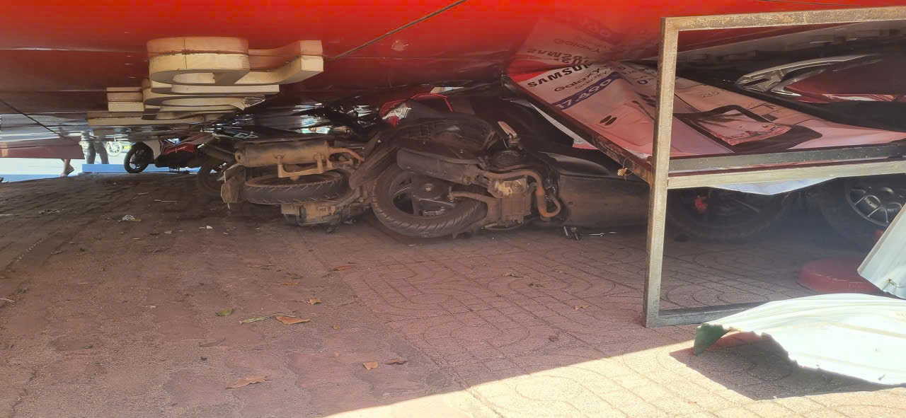 Sập bảng quảng cáo tại Đắk Lắk khiến người phụ nữ bị thương nặng - Ảnh 2.