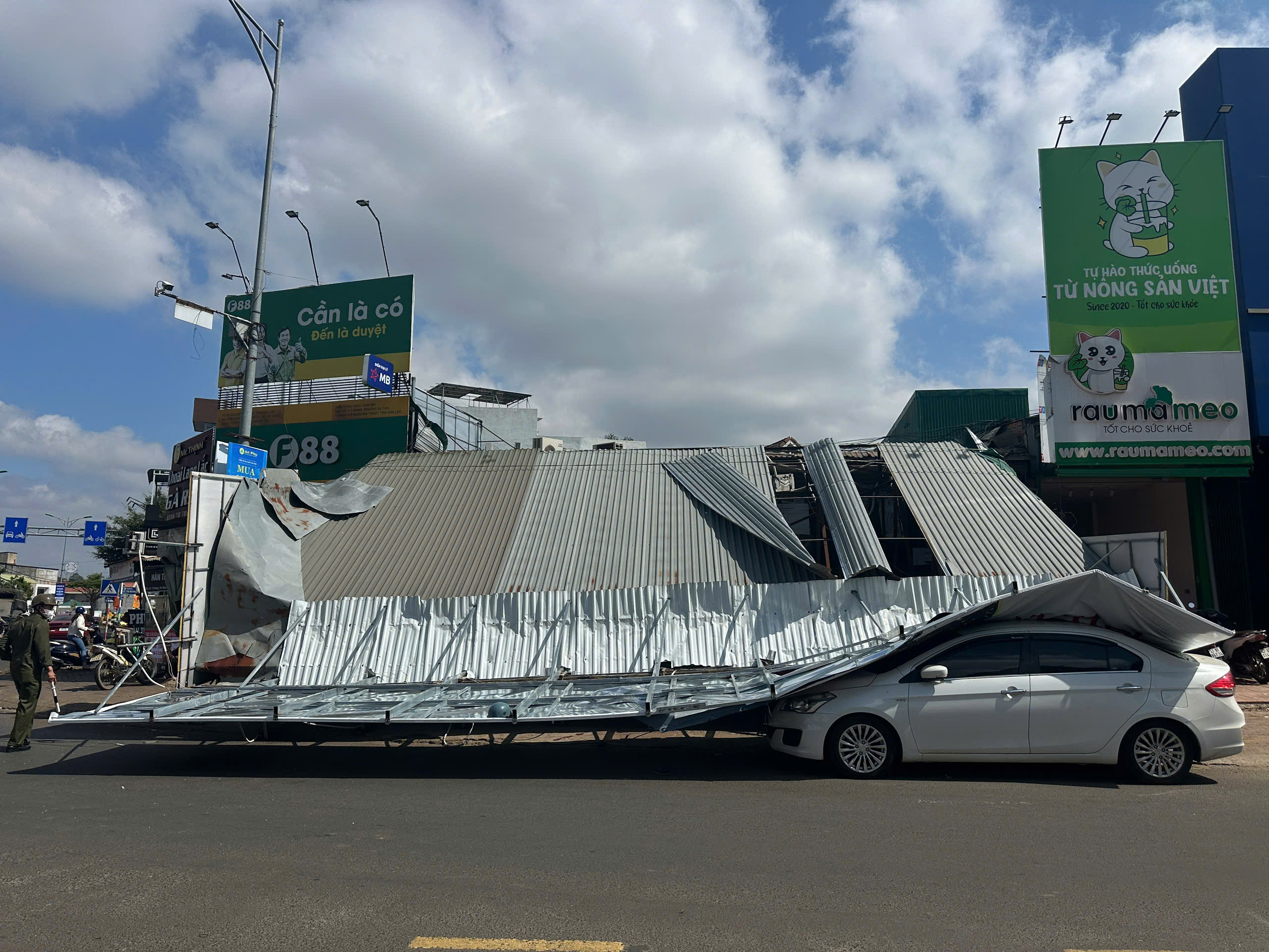 Sập bảng quảng cáo đè người phụ nữ bị thương nặng - Ảnh 1.