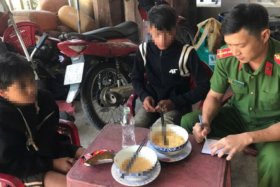 Hai thiếu niên trôi dạt nhiều giờ trên lòng hồ thủy điện Sê San 4 - Ảnh 3. Hai thiếu niên trôi dạt nhiều giờ trên lòng hồ thủy điện Sê San 4 - Ảnh 3.