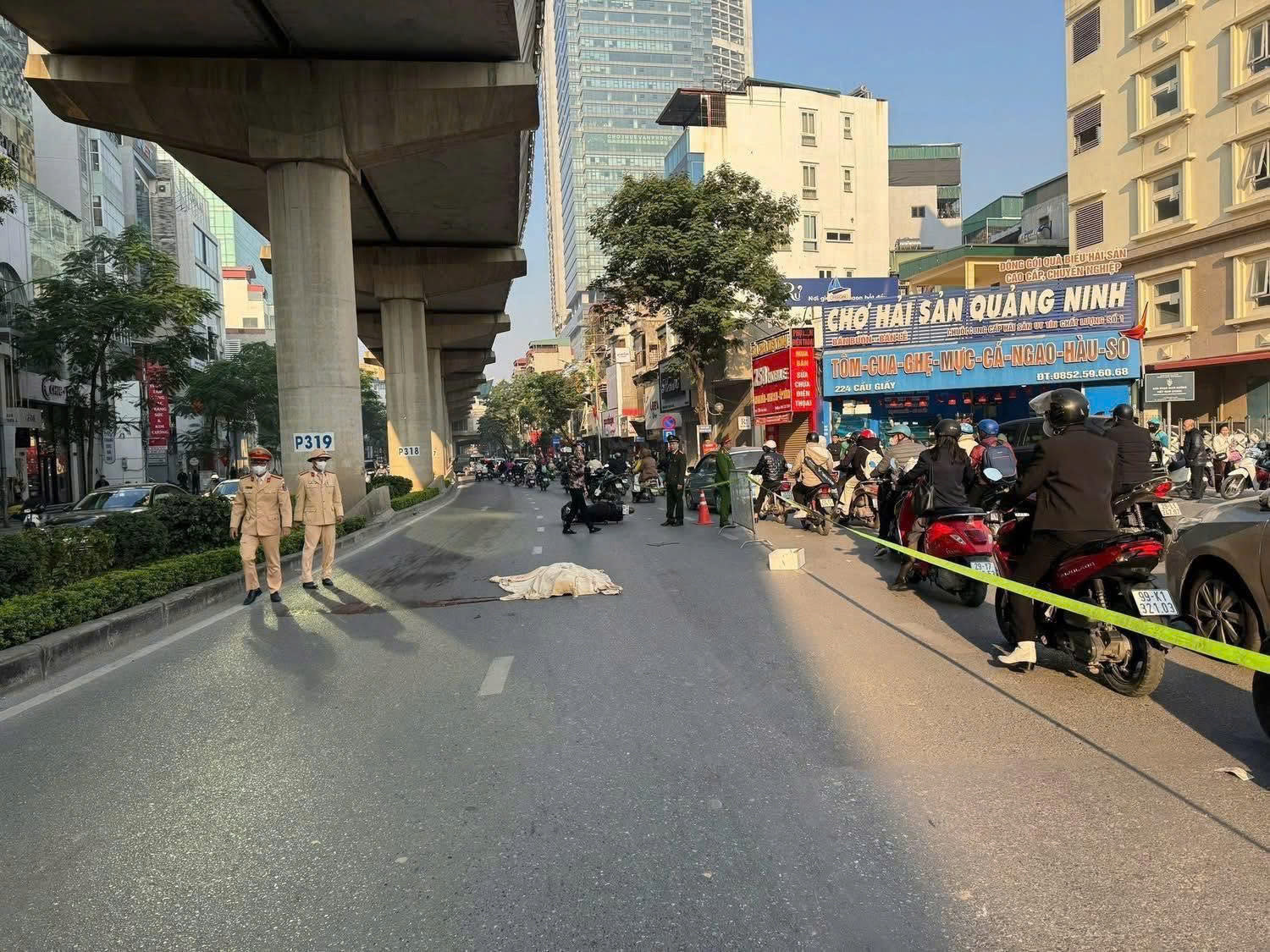 Tai nạn giao thông nghiêm trọng trên đường Cầu Giấy , nam thanh niên tử vong tại chỗ - Ảnh 1. Tai nạn giao thông nghiêm trọng trên đường Cầu Giấy , nam thanh niên tử vong tại chỗ - Ảnh 1.