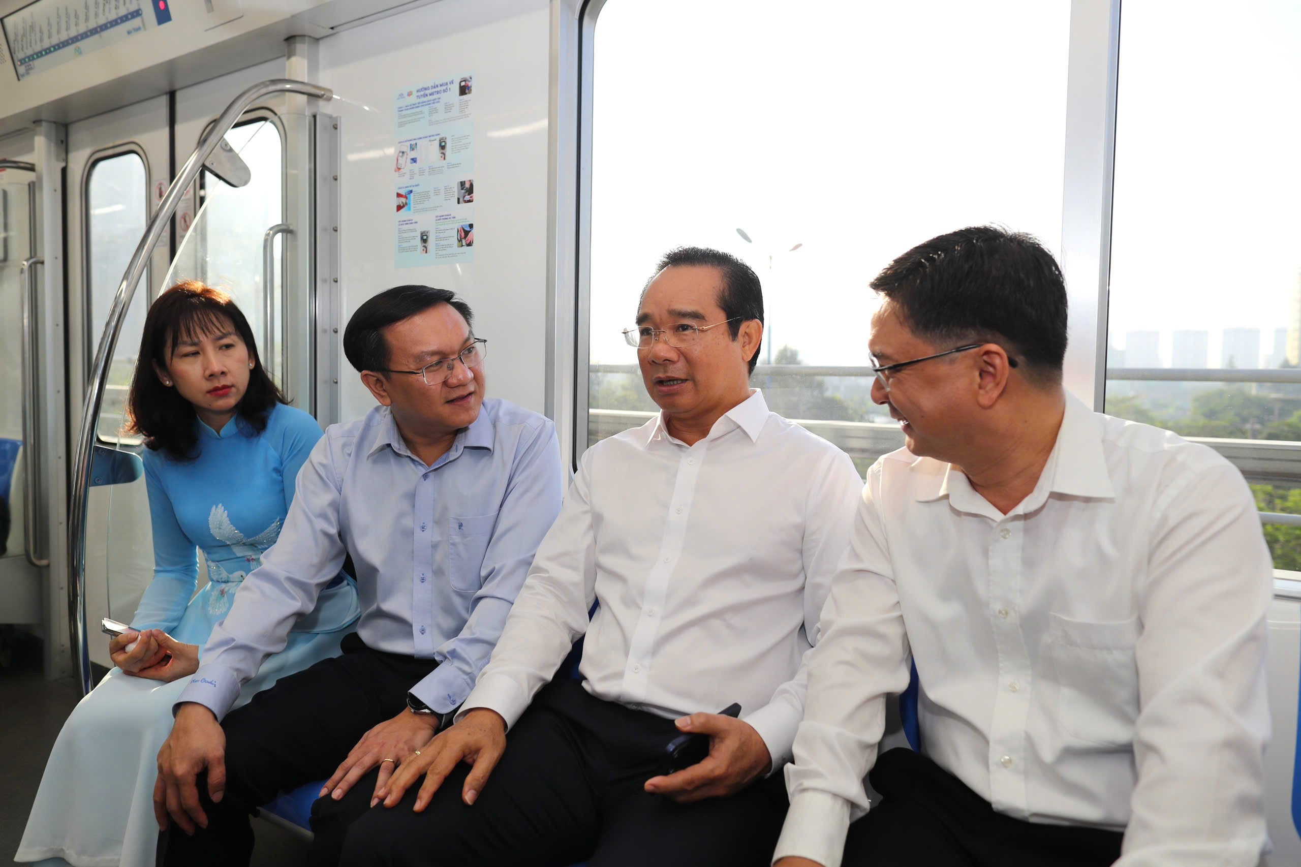 TPHCM khuyến khích người dân sử dụng xe buýt, Metro khi đến Trung tâm Phục vụ hành chính công - Ảnh 1.