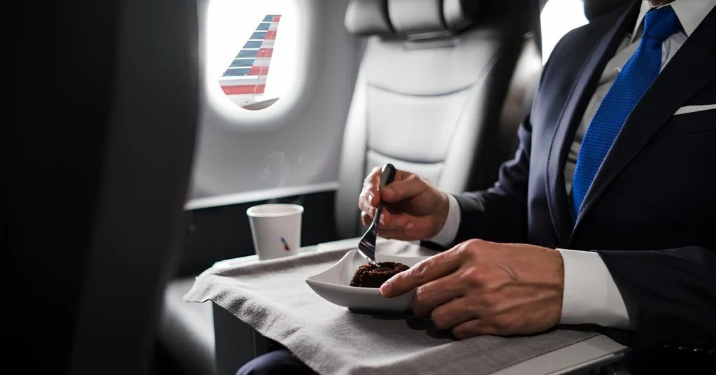 Bữa ăn hạng nhất tr&ecirc;n m&aacute;y bay bị ch&ecirc; như thịt in 3D , United Airlines xin lỗi - Ảnh 1.