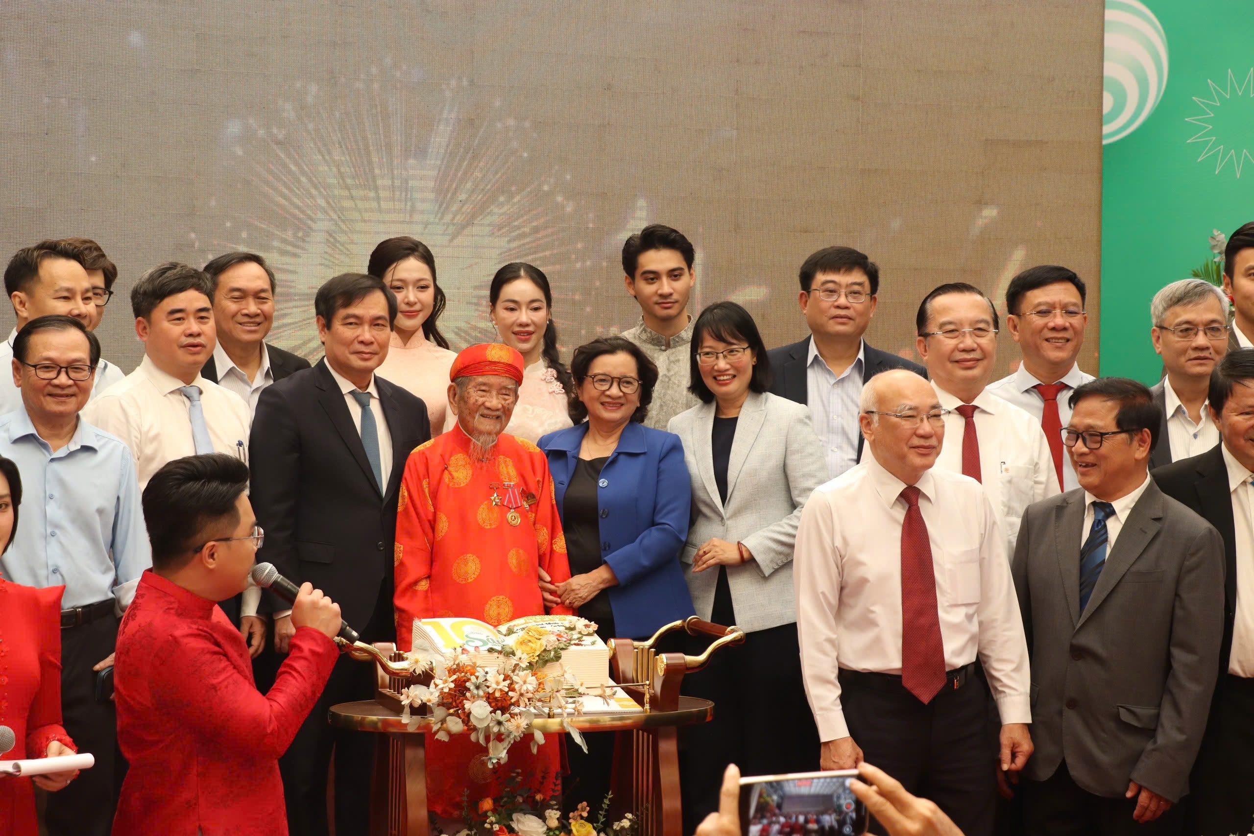 Đường sách TP HCM 10 năm lan tỏa tri thức và giá trị văn hóa - Ảnh 1.