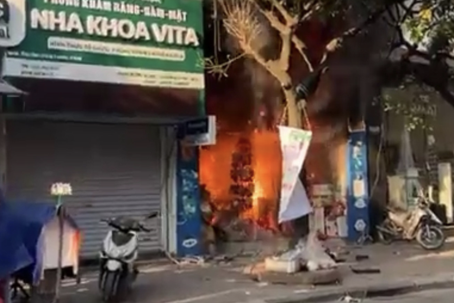 Cháy nhà 7 tầng tại Hà Nội , chủ nhà hoảng loạn nhảy từ trên cao xuống - Ảnh 1.