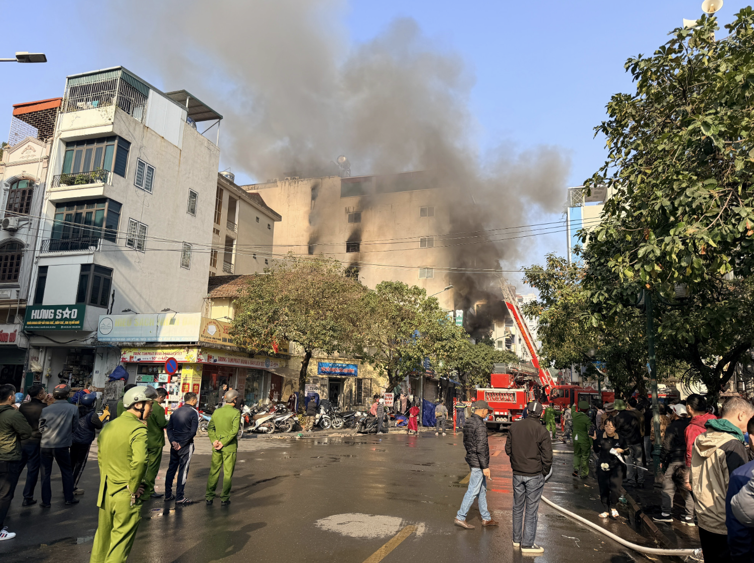 Cháy nhà 7 tầng tại Hà Nội , chủ nhà hoảng loạn nhảy từ trên cao xuống - Ảnh 2.