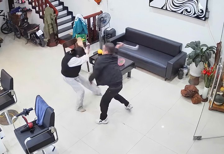 Nguyên nhân chồng dùng dao truy sát vợ và con gái tại quán cắt tóc - Ảnh 2.