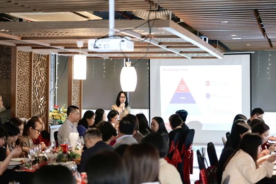 Gồng m&igrave;nh giữ việc, &aacute;p lực chồng chất - Ảnh 2.