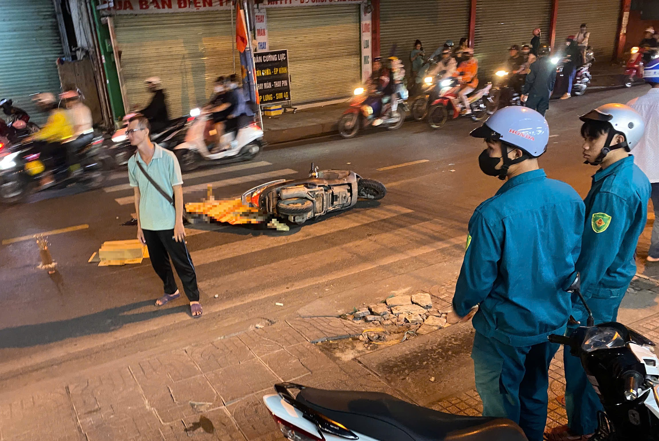 TPHCM: Tai nạn giao thông nghiêm trọng trên đường Nguyễn Văn Tăng khiến 1 người tử vong - Ảnh 1.