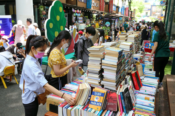 B&aacute;o in Người Lao Động 9-1: Mạnh tay chặn thực phẩm bẩn - Ảnh 2.