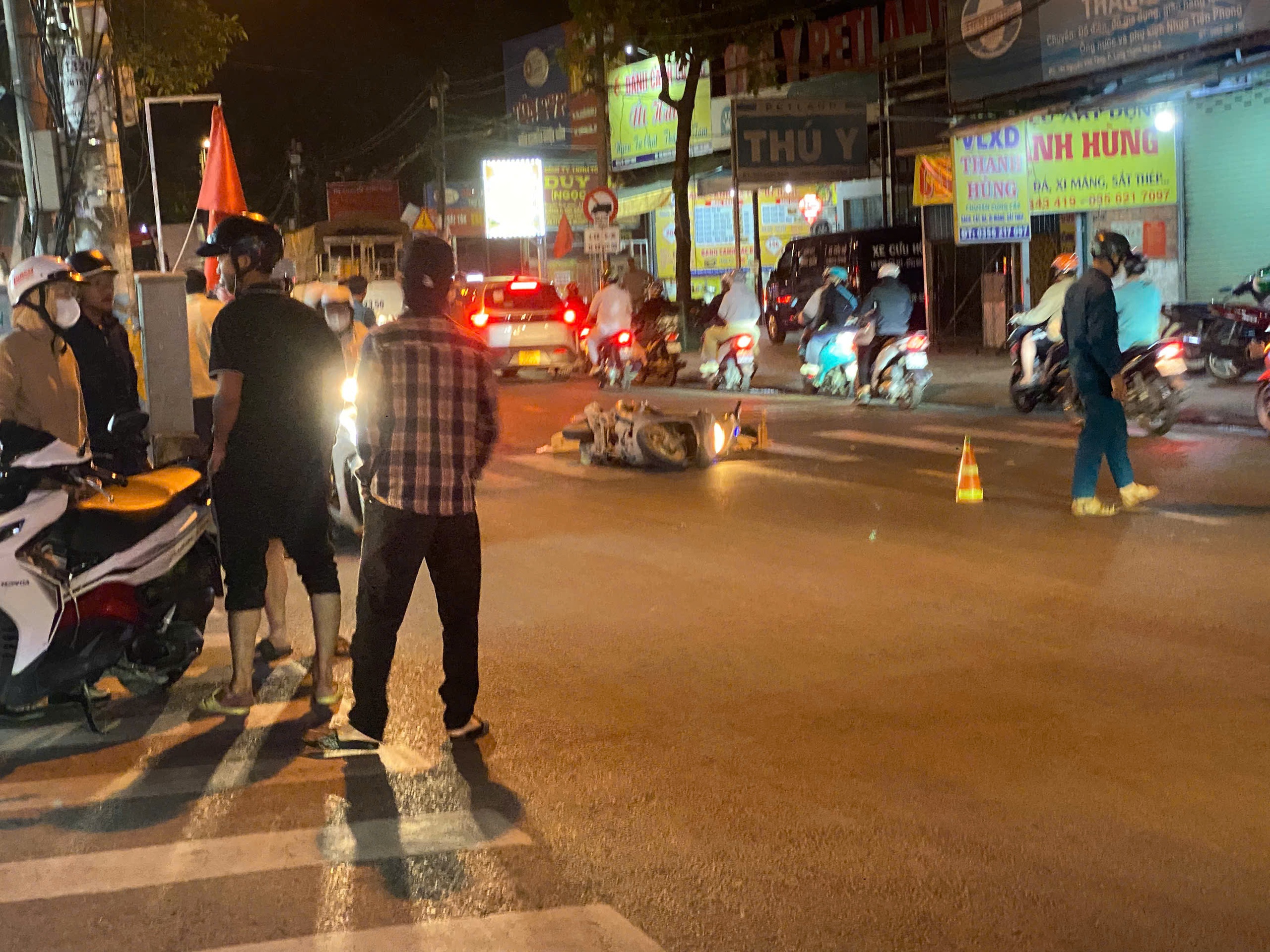 TPHCM: Tai nạn giao thông nghiêm trọng trên đường Nguyễn Văn Tăng - Ảnh 1.