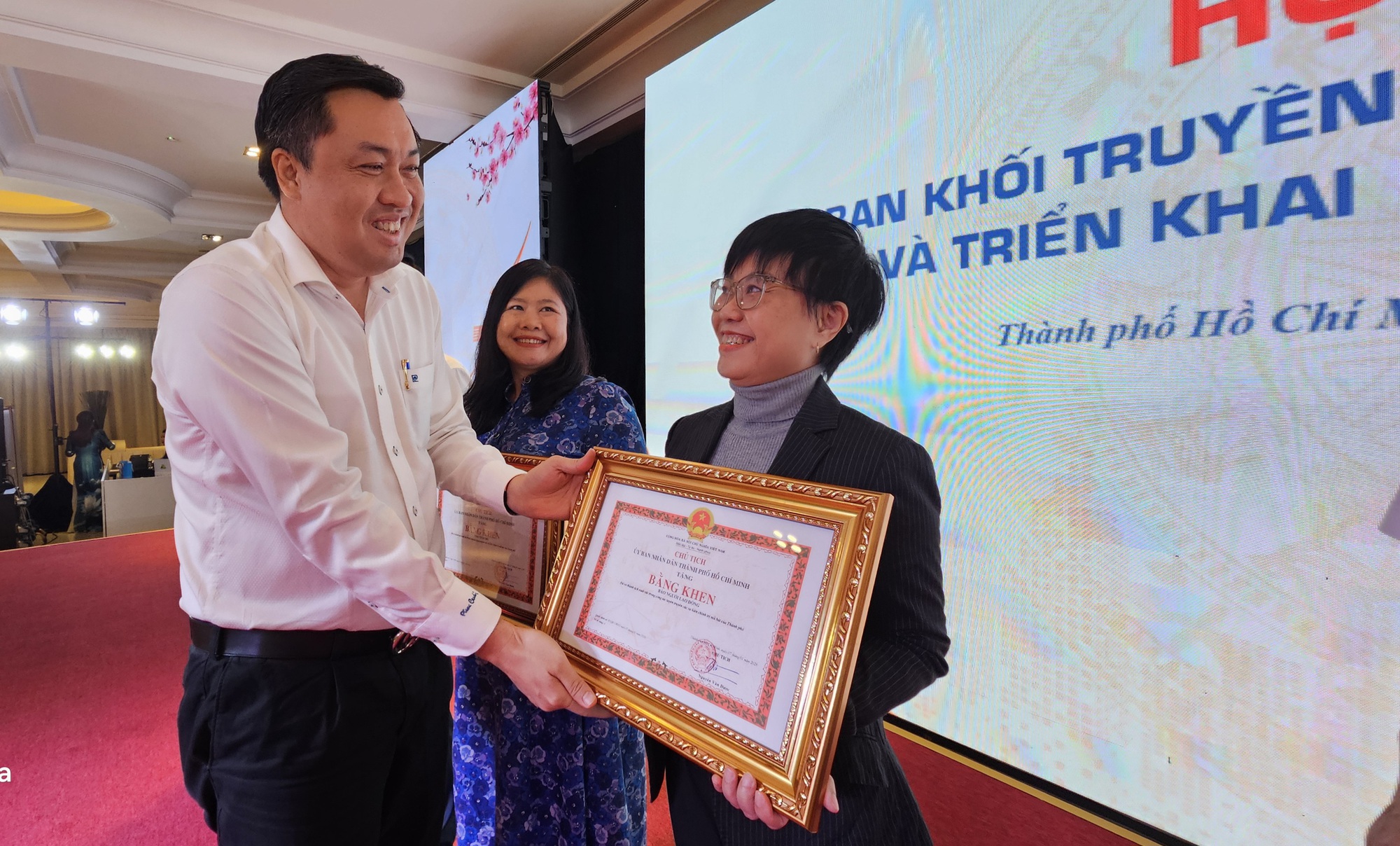 Báo Người Lao Động nhận Bằng khen từ Chủ tịch UBND TPHCM vì thành tích xuất sắc - Ảnh 2.