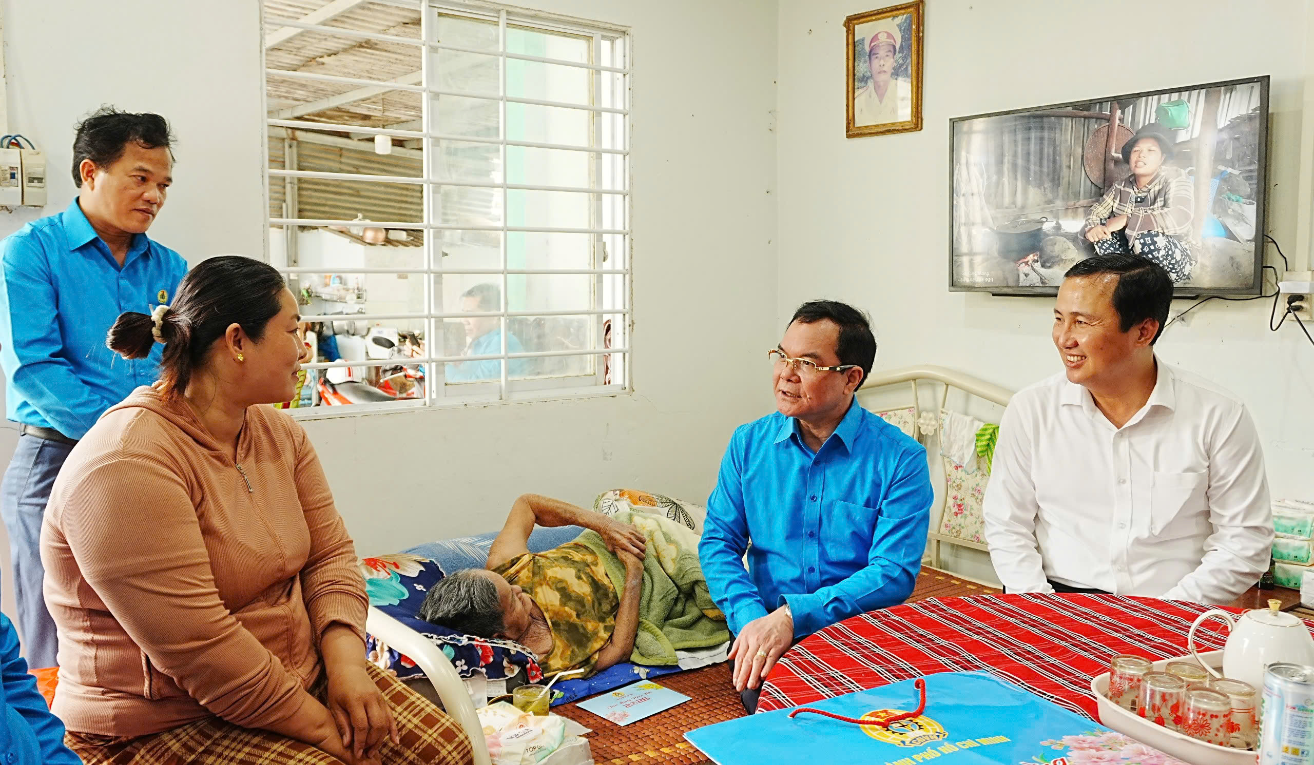 Chủ tịch Tổng LĐLĐ Việt Nam cùng đoàn công tác thăm, tặng quà gia đình chính sách ở Côn Đảo - Ảnh 1.