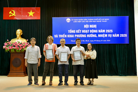 Bồi đắp hệ giá trị con người Việt Nam - Ảnh 1. Bồi đắp hệ giá trị con người Việt Nam - Ảnh 1.