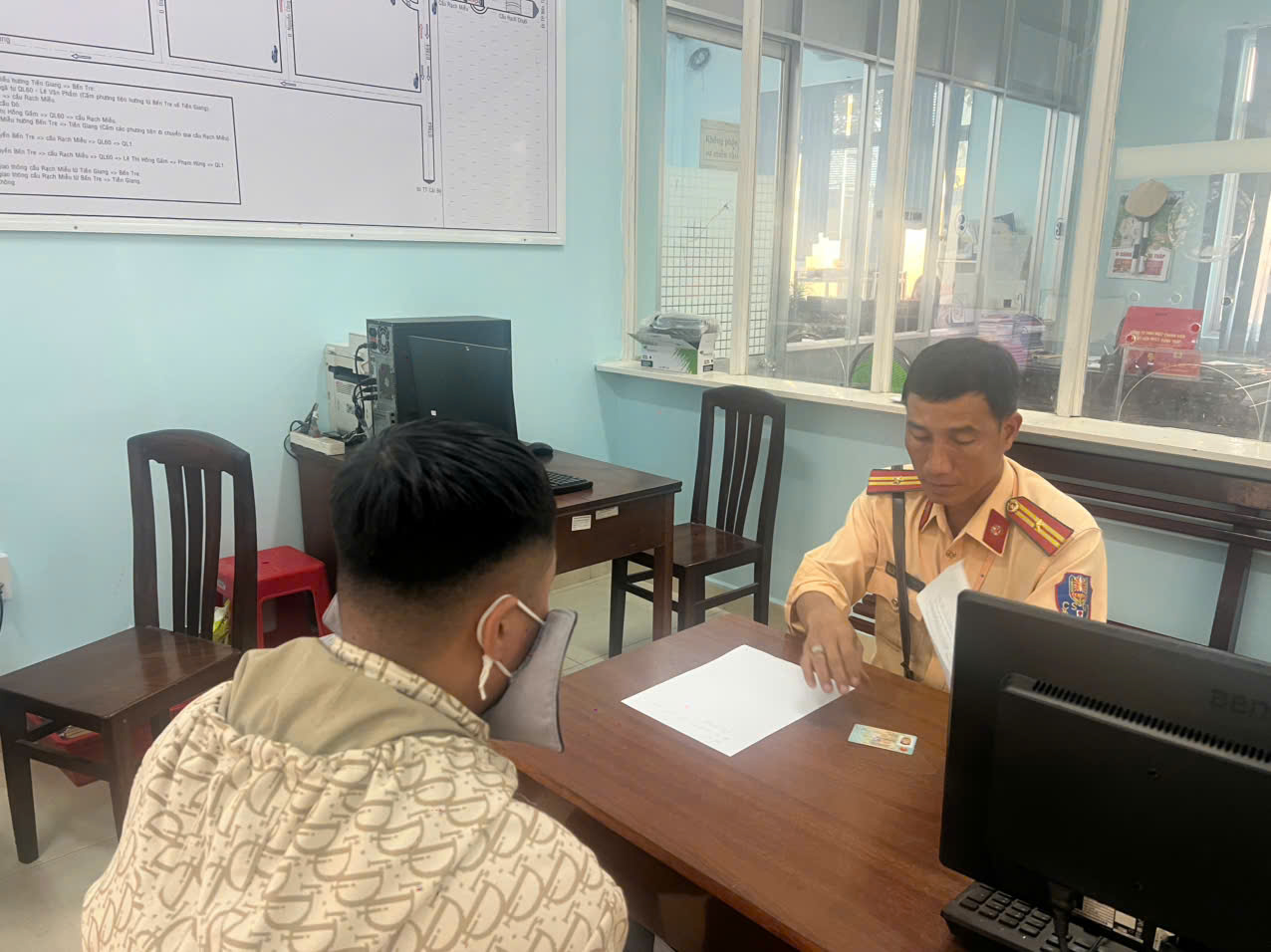 CSGT tỉnh Đồng Tháp triệu tập tài xế hãng xe Hùng Hiếu gây “bão” mạng xã hội - Ảnh 1. CSGT tỉnh Đồng Tháp triệu tập tài xế hãng xe Hùng Hiếu gây “bão” mạng xã hội - Ảnh 1.