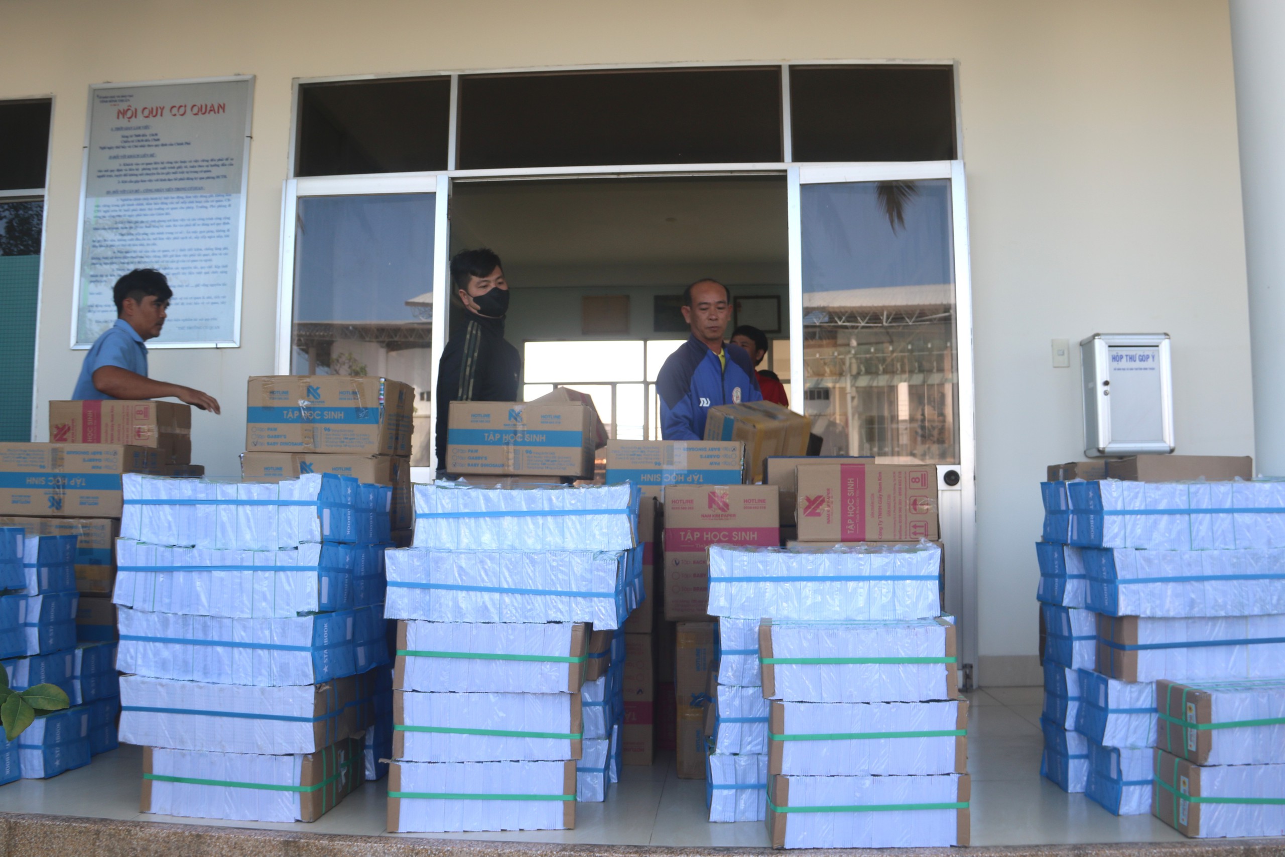 Trao tặng hơn 37 ngàn tập vở cho học sinh vùng ảnh hưởng lũ tỉnh Lâm Đồng - Ảnh 1.