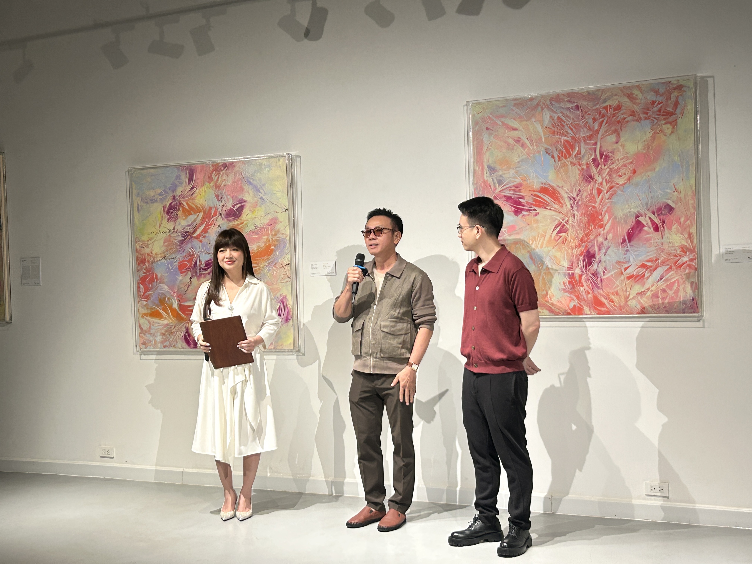 Lê Minh Khoa "chào sân" hội họa  - Ảnh 1.