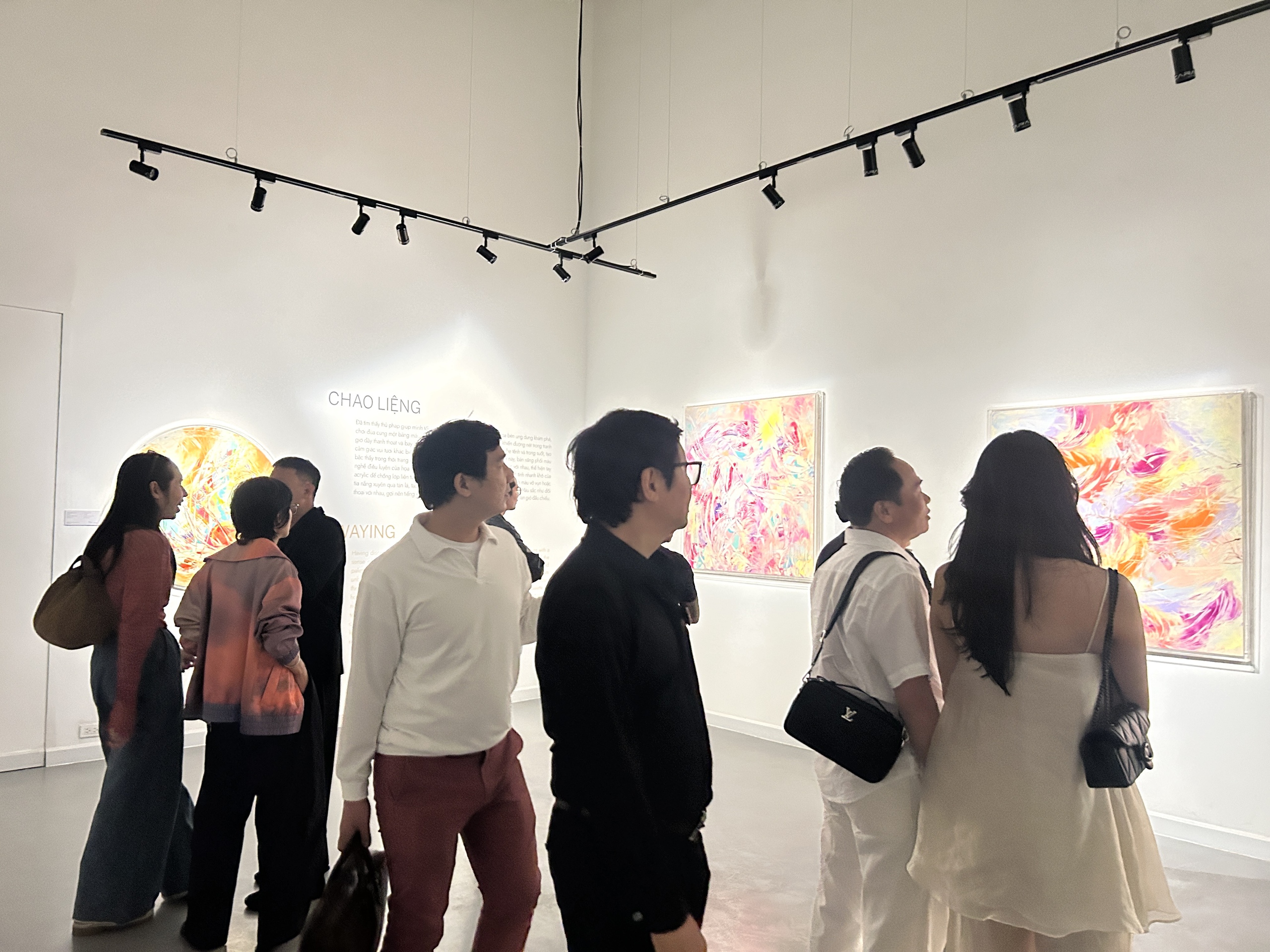 Lê Minh Khoa "chào sân" hội họa  - Ảnh 3.