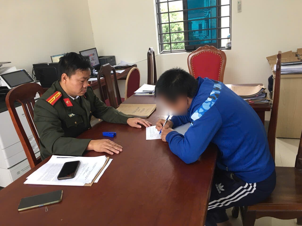 Bị công an mời lên làm việc vì chia sẻ thông tin xấu độc trên mạng xã hội, - Ảnh 1.