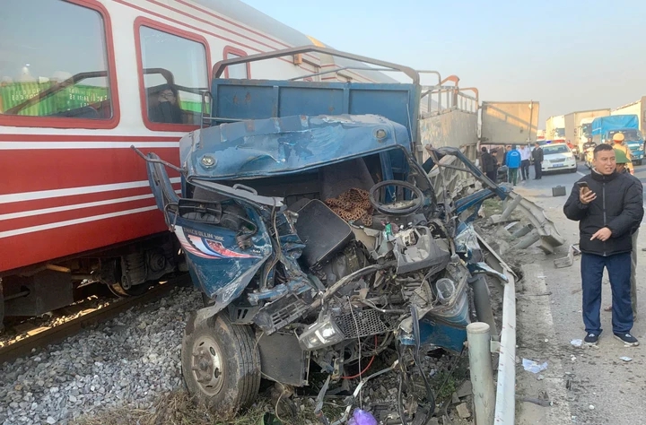 Xe tải va chạm tàu hỏa tại Hải Phòng khiến 2 người bị thương - Ảnh 2.