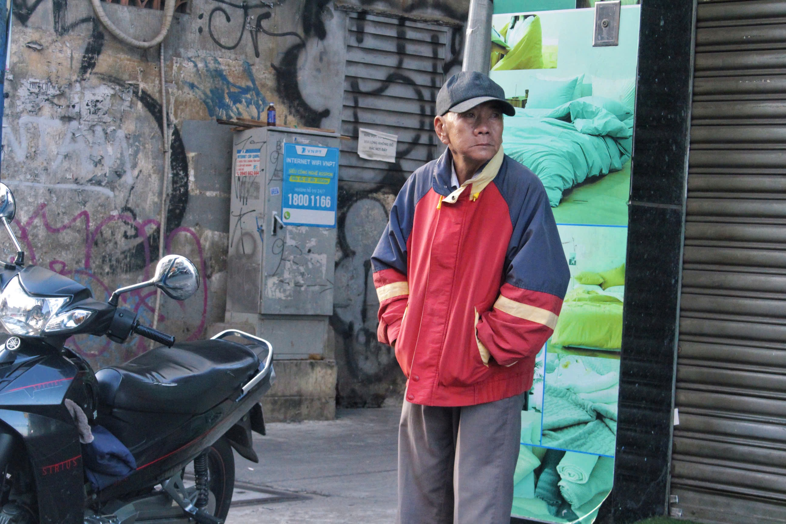 Người dân TP.HCM co ro trong cái lạnh 17 độ Chiếm thấy   - Ảnh 8.