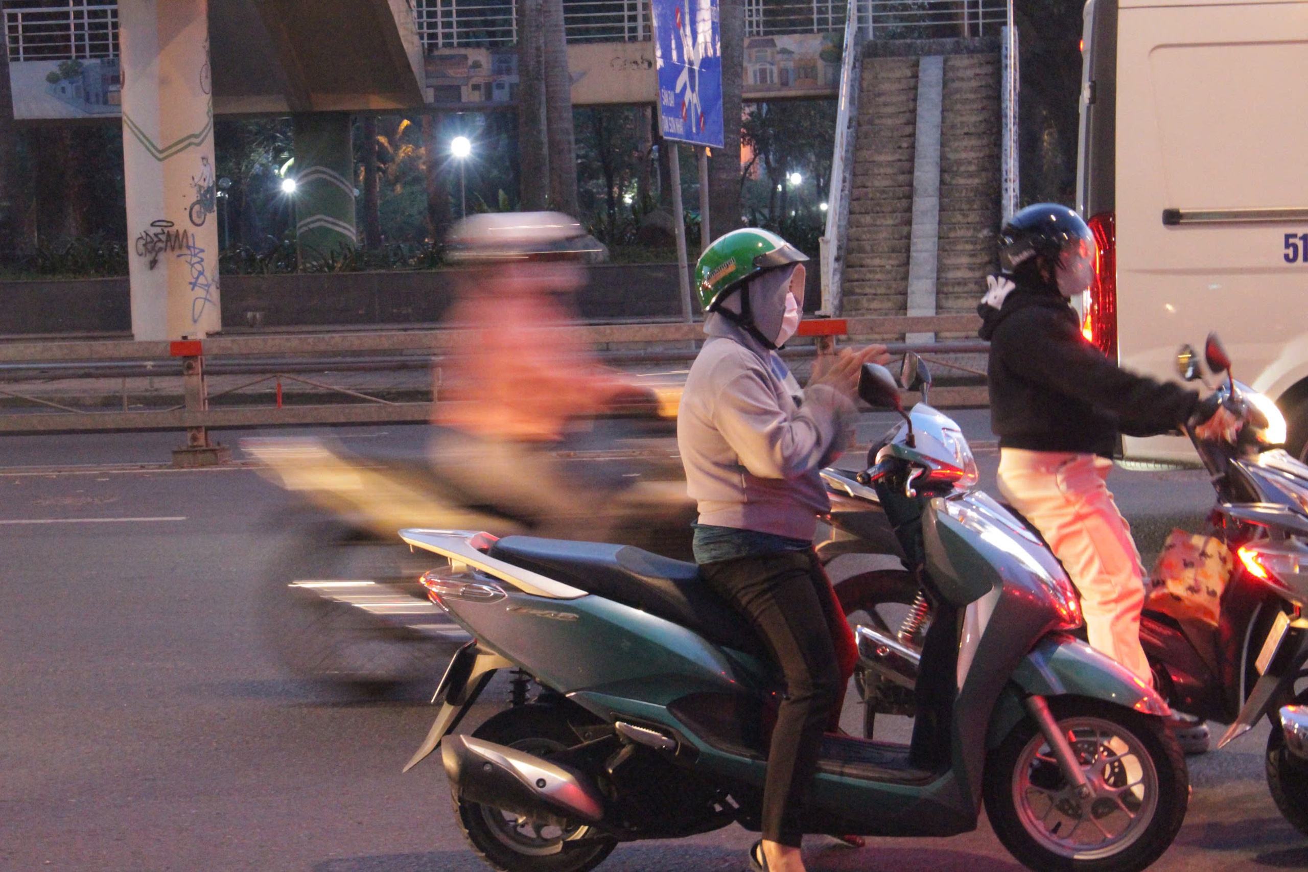 Người dân TP.HCM co ro trong cái lạnh 17 độ Chiếm thấy   - Ảnh 1.