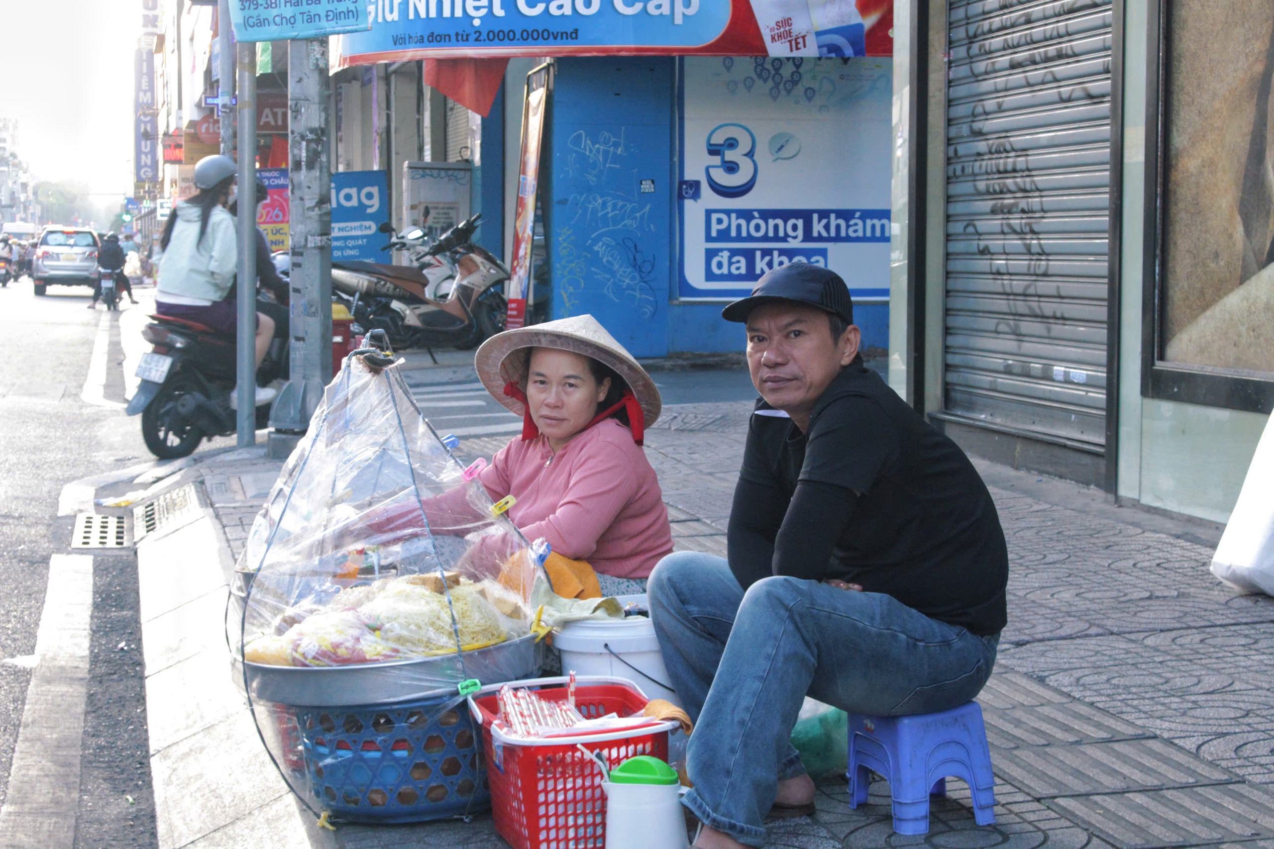 Người dân TP.HCM co ro trong cái lạnh 17 độ Chiếm thấy   - Ảnh 7.