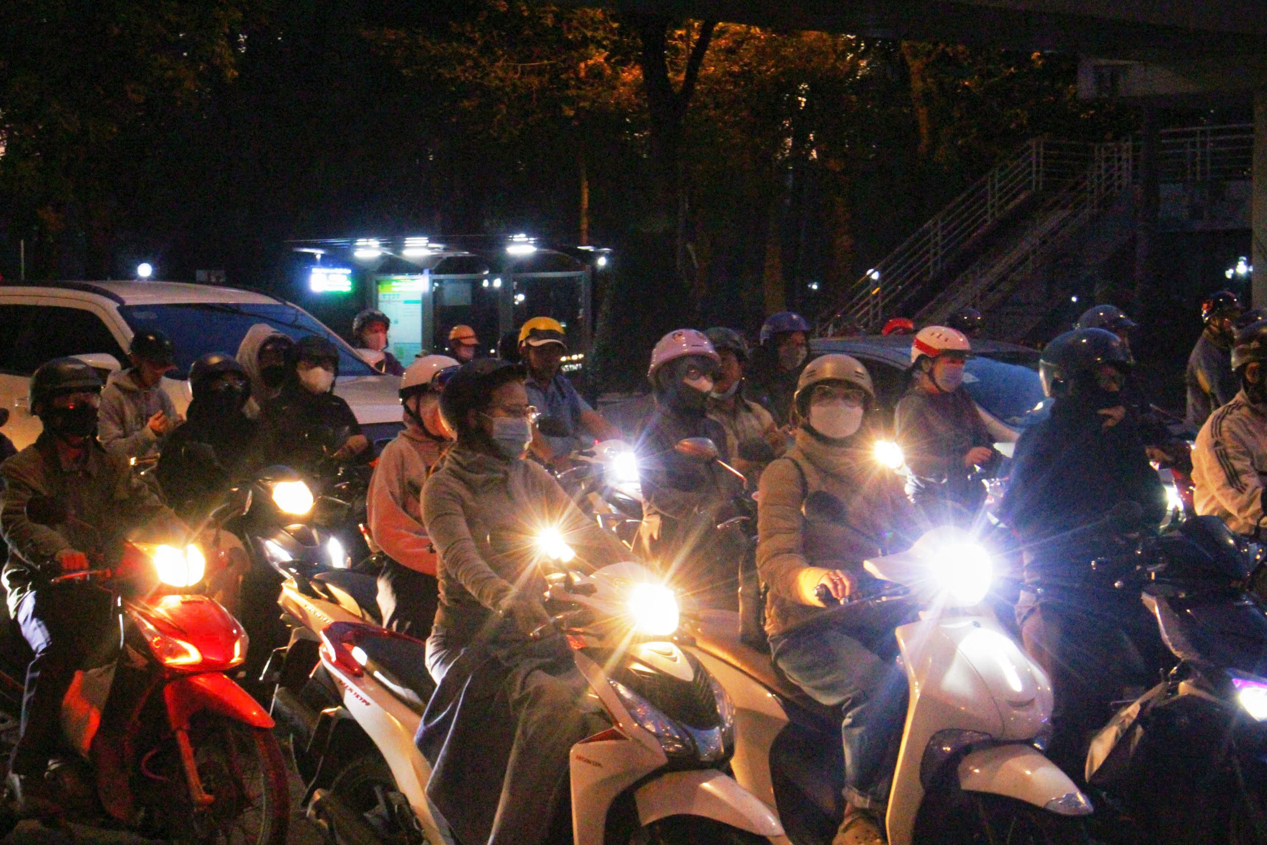 Người dân TP.HCM co ro trong cái lạnh 17 độ Chiếm thấy   - Ảnh 2.