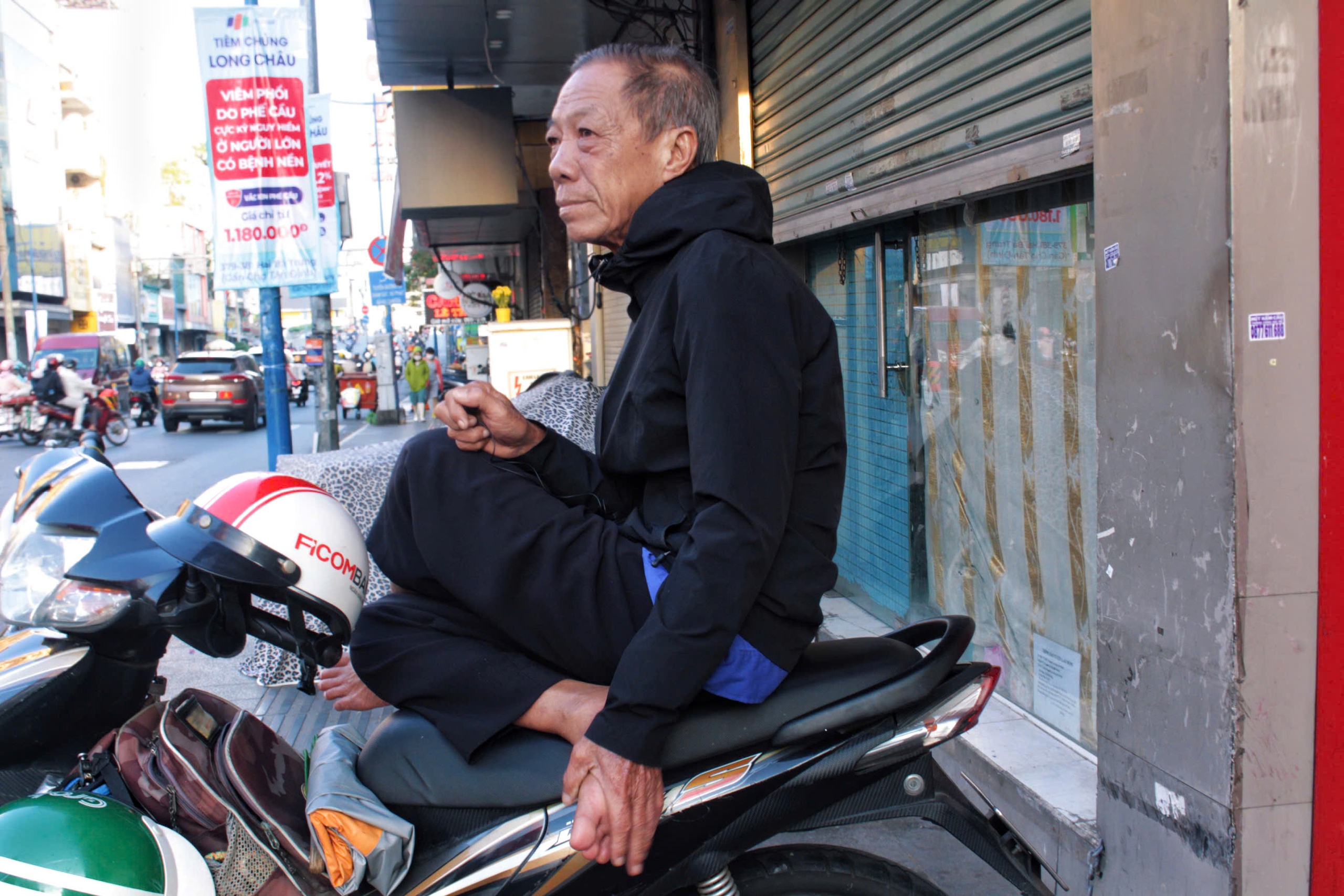 Người dân TP.HCM co ro trong cái lạnh 17 độ Chiếm thấy   - Ảnh 9.