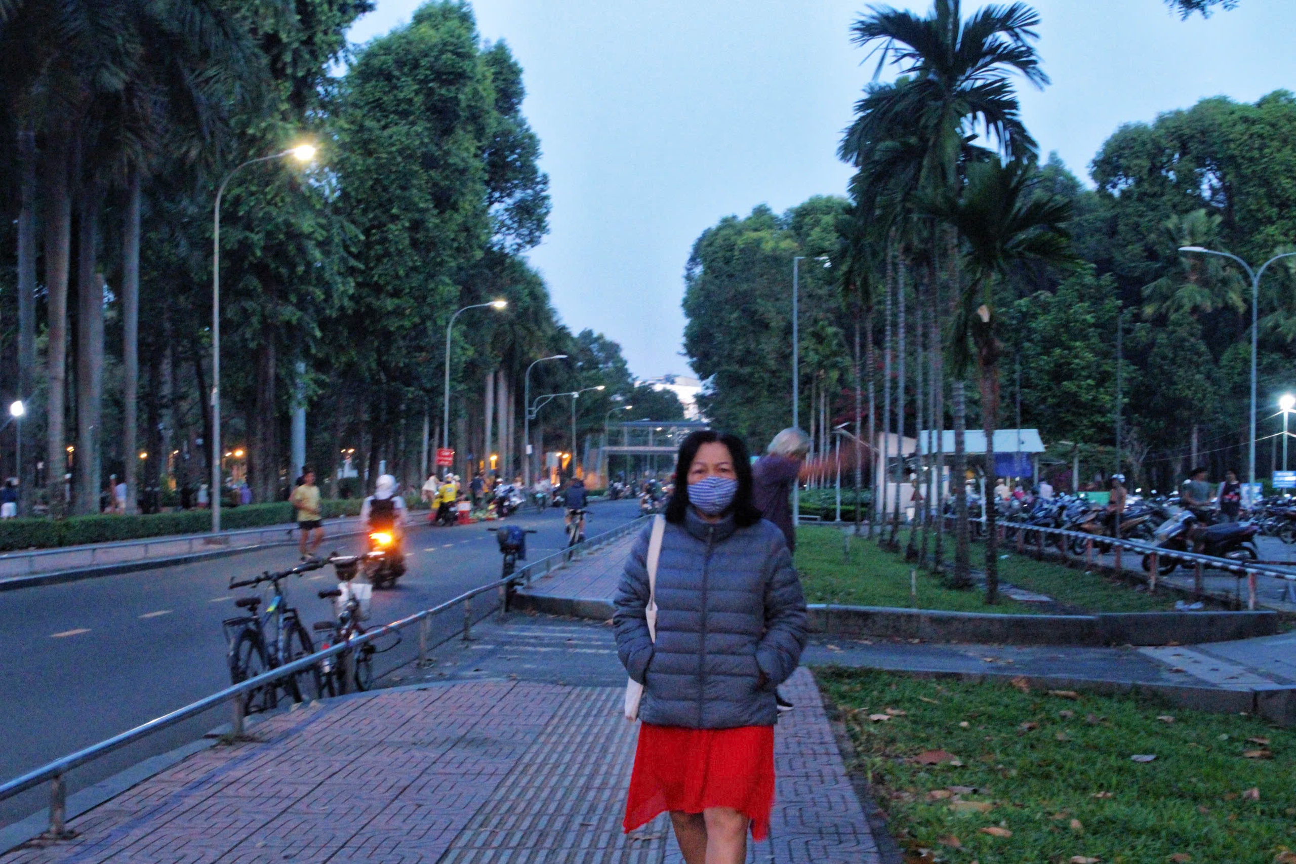 Người dân TP.HCM co ro trong cái lạnh 17 độ Chiếm thấy   - Ảnh 4.