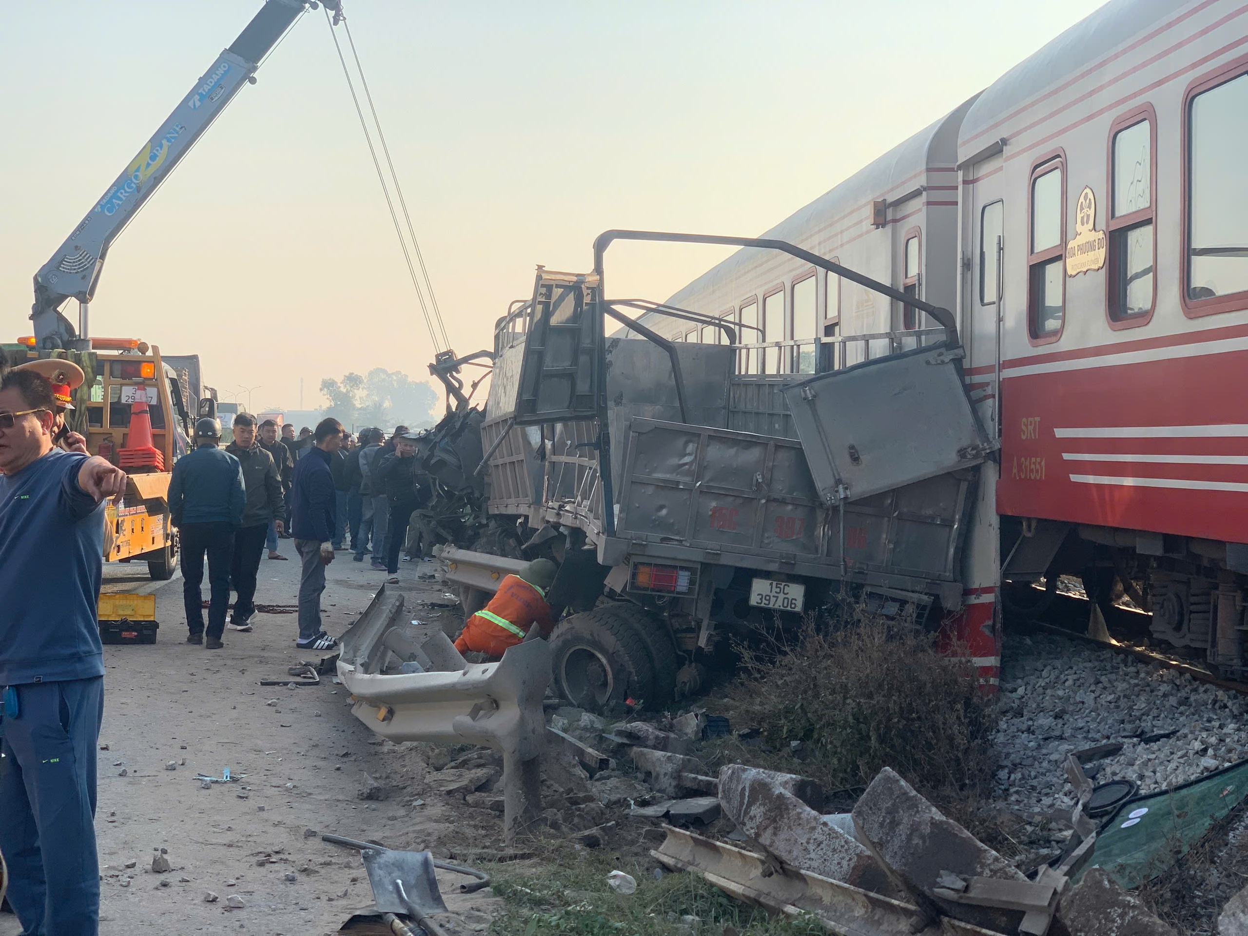 Xe tải va chạm tàu hỏa tại Hải Phòng khiến 2 người bị thương - Ảnh 1.