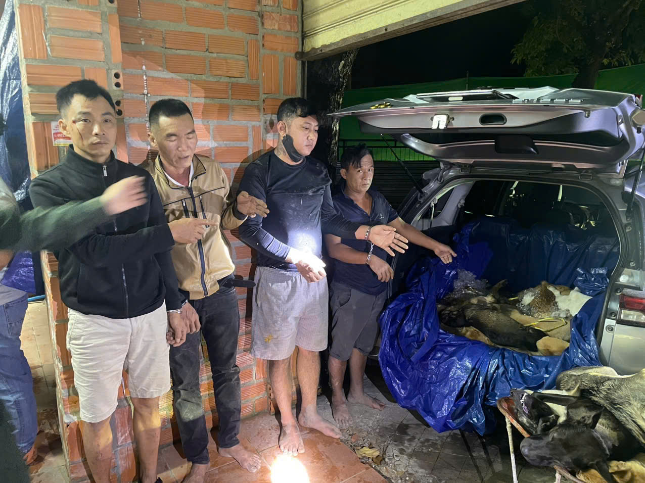 Đột k&iacute;ch c&ocirc;ng xưởng giết mổ ch&oacute; trộm ở T&acirc;y Ninh , bắt giữ nhiều đối tượng - Ảnh 4.