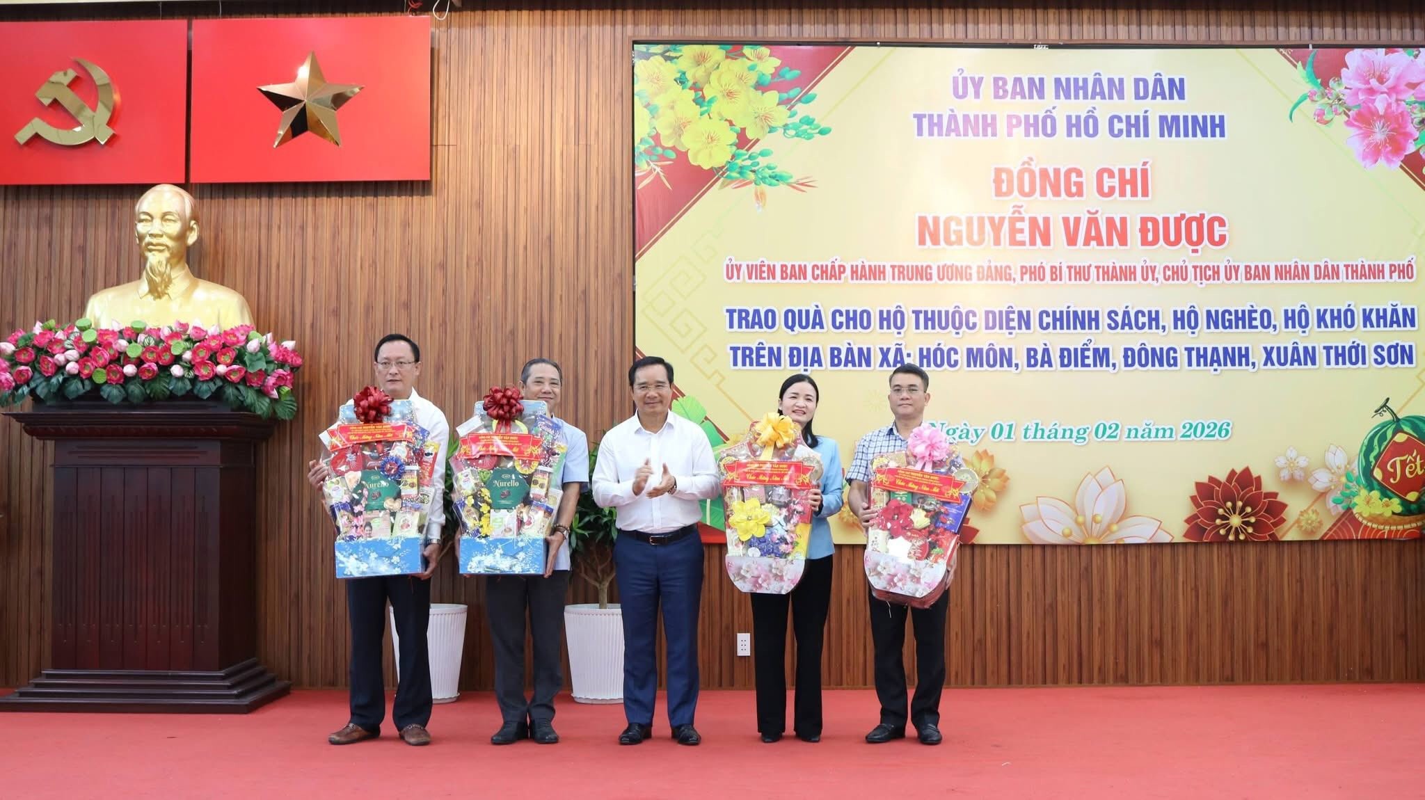 Chủ tịch UBND TPHCM tặng quà tết cho người dân 4 xã Hóc Môn, Bà Điểm, Đông Thạnh và Xuân Thới Sơn - Ảnh 2.