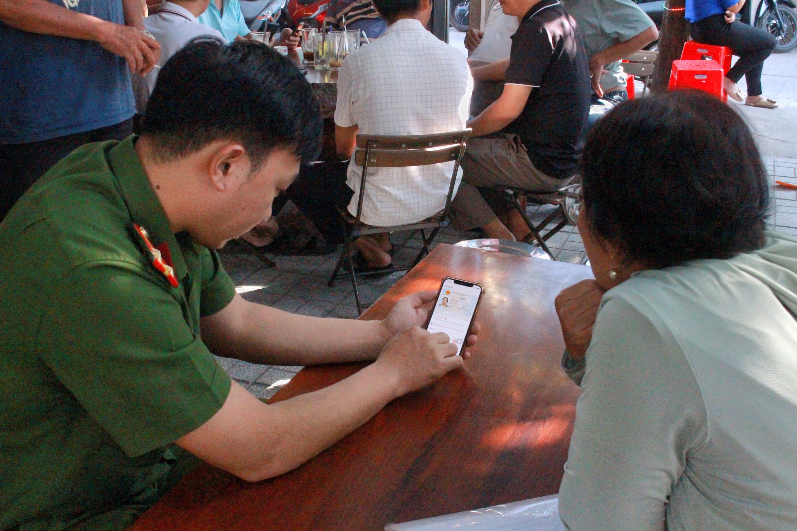 Cờ đỏ sao vàng thắp lên niềm vui đầu xuân ở xã Tân Vĩnh Lộc, TPHCM - Ảnh 1.