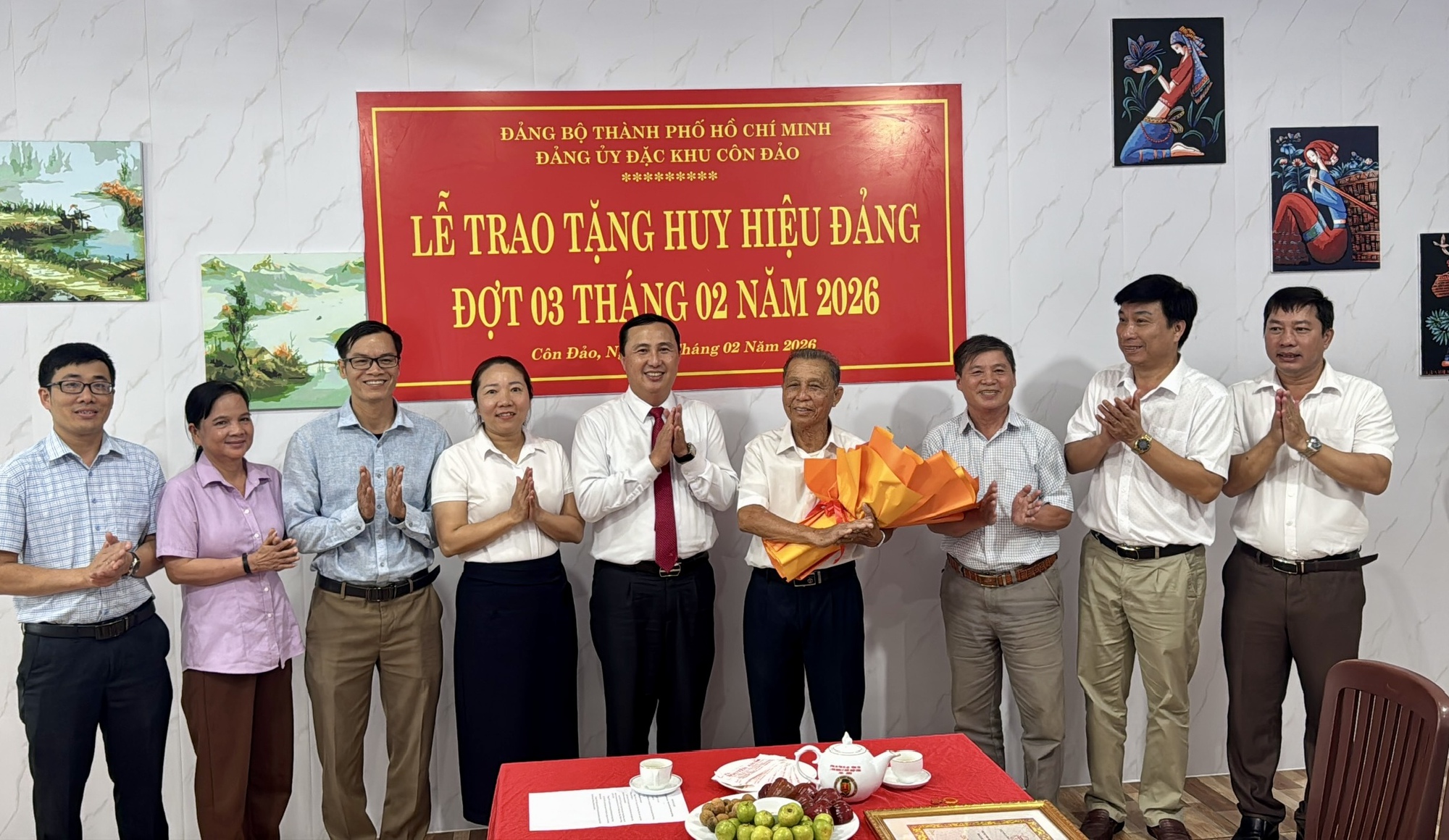 Trao Huy hiệu 60 năm tuổi Đảng cho đảng viên Nguyễn Văn Quyền tại Côn Đảo - Ảnh 2.