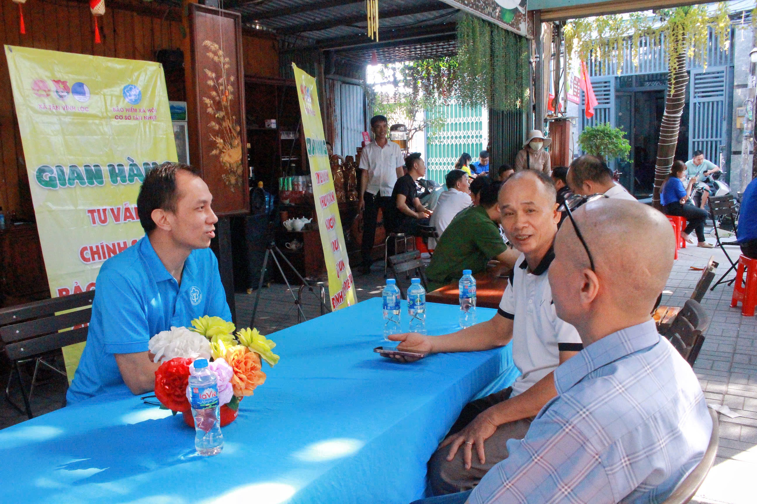 Cờ đỏ sao vàng thắp lên niềm vui đầu xuân ở xã Tân Vĩnh Lộc, TPHCM - Ảnh 2.