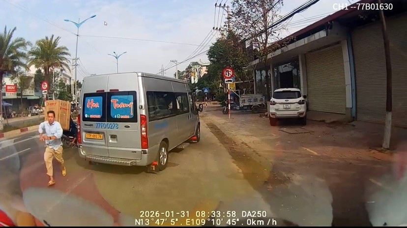 Gia Lai: Tài xế xe khách bị đồng nghiệp chặn đường, hành hung giữa phố - Ảnh 3. Gia Lai: Tài xế xe khách bị đồng nghiệp chặn đường, hành hung giữa phố - Ảnh 3.