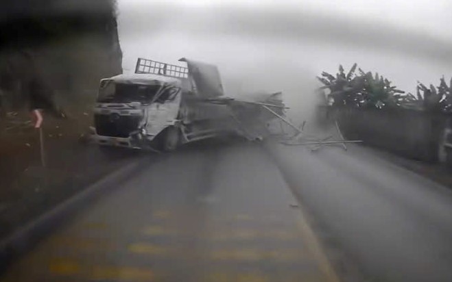 Xe &ocirc; t&ocirc; chở khoảng 20 người nghi mất phanh gặp nạn tại Sa Pa - Ảnh 2.