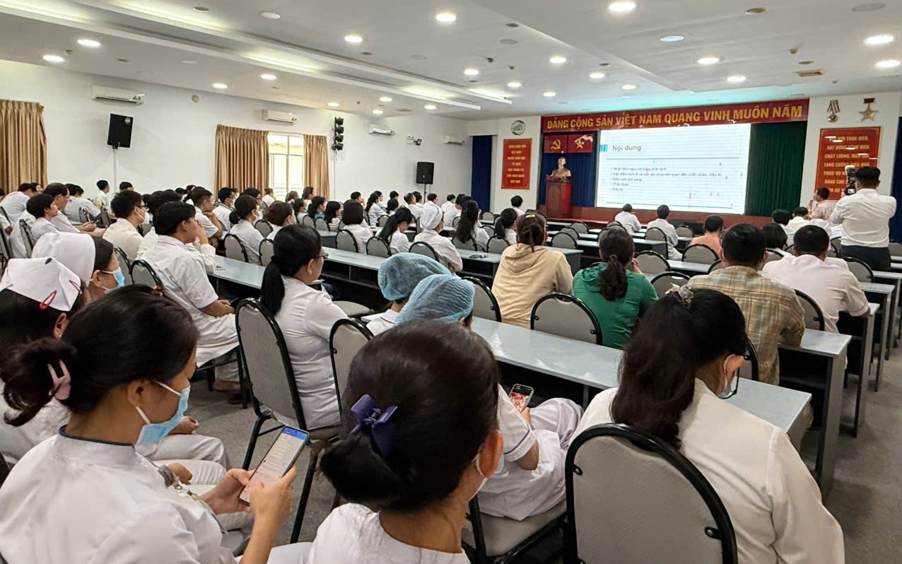 Gi&aacute;m s&aacute;t 100% h&agrave;nh kh&aacute;ch nhập cảnh, TPHCM chủ động ngăn ngừa virus Nipah - Ảnh 2.