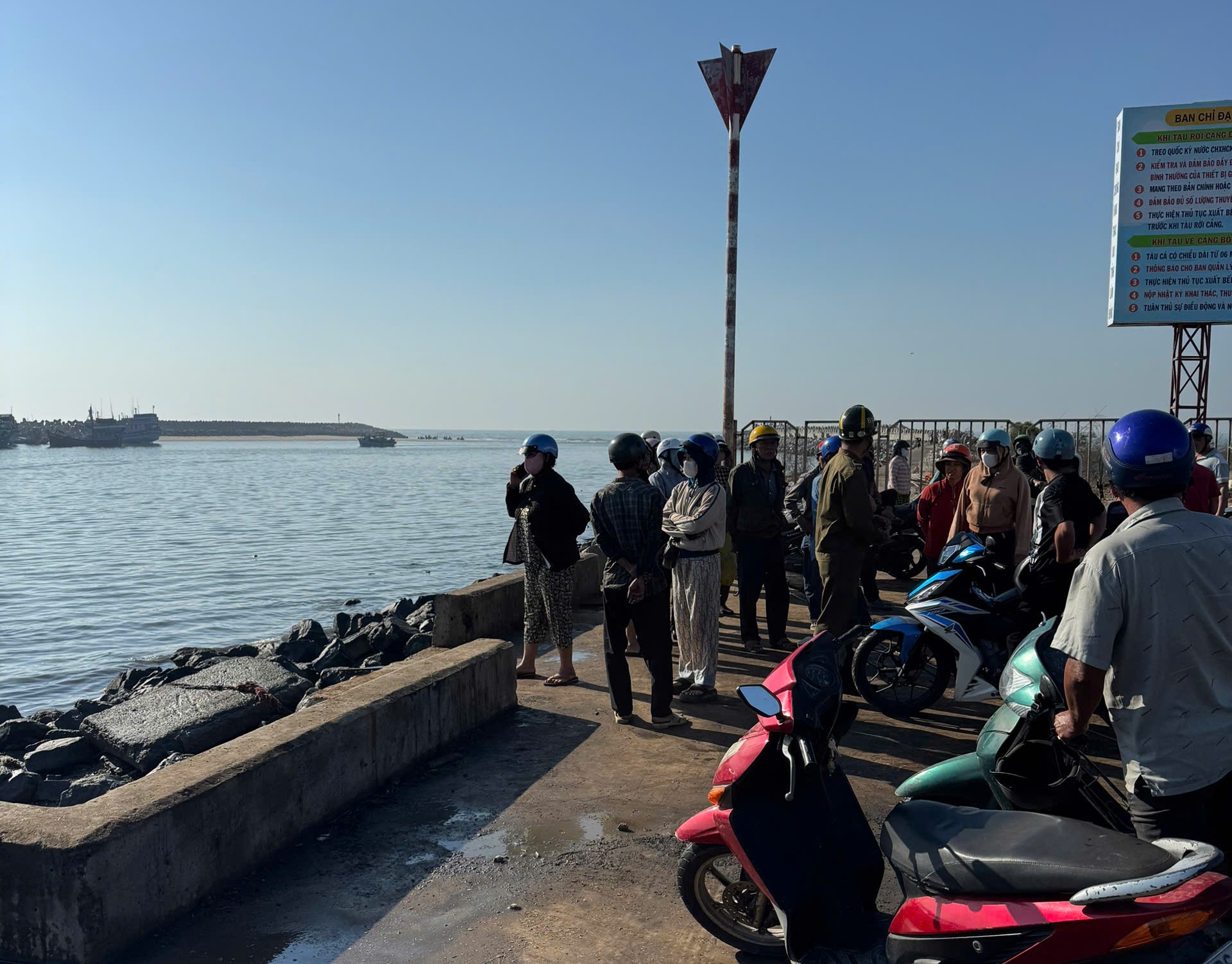 Sóng lớn đánh chìm tàu cá, chủ tàu kiêm thuyền trưởng tử vong - Ảnh 1.