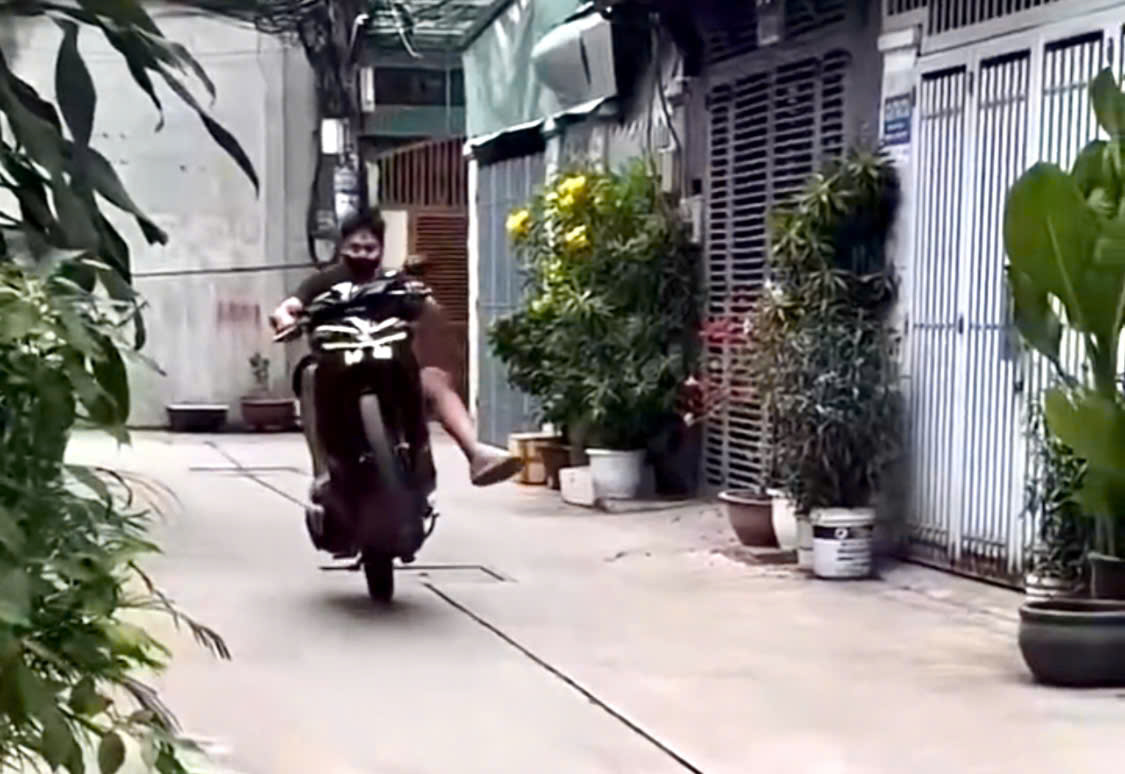 Liên tục bốc đầu nhiều xe máy để quảng cáo tiệm sửa xe tại TPHCM - Ảnh 1. Liên tục bốc đầu nhiều xe máy để quảng cáo tiệm sửa xe tại TPHCM - Ảnh 1.