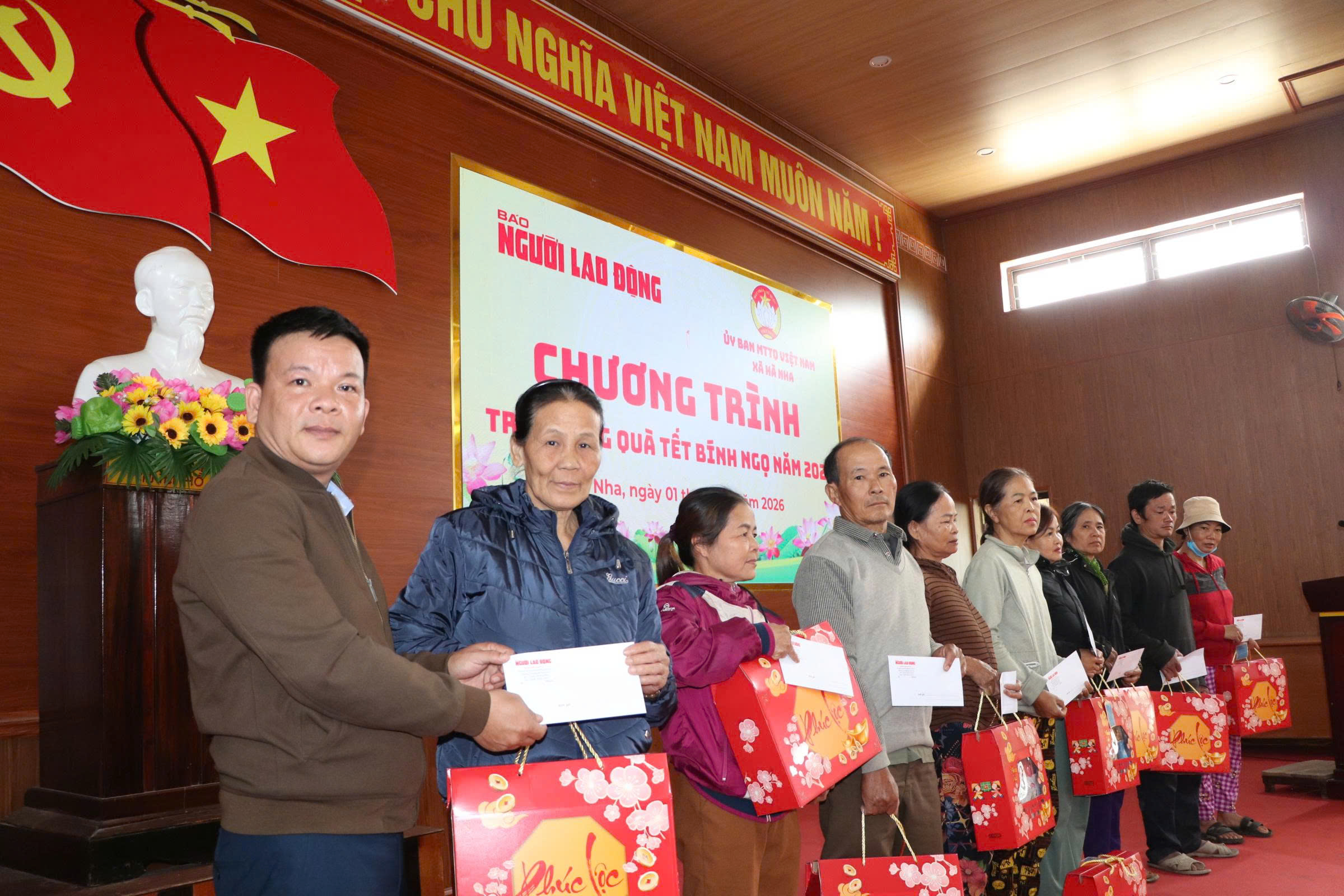 Trái tim miền Trung ấm lại vùng lũ Hà Nha những ngày giáp Tết - Ảnh 2.