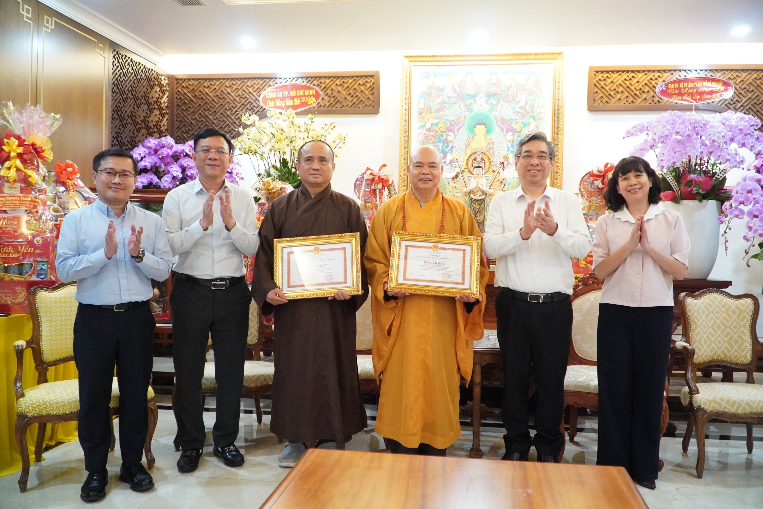 Lãnh đạo TPHCM trao bằng khen cho thượng tọa Thích Thanh Phong và Thích Tâm Hải - Ảnh 1.