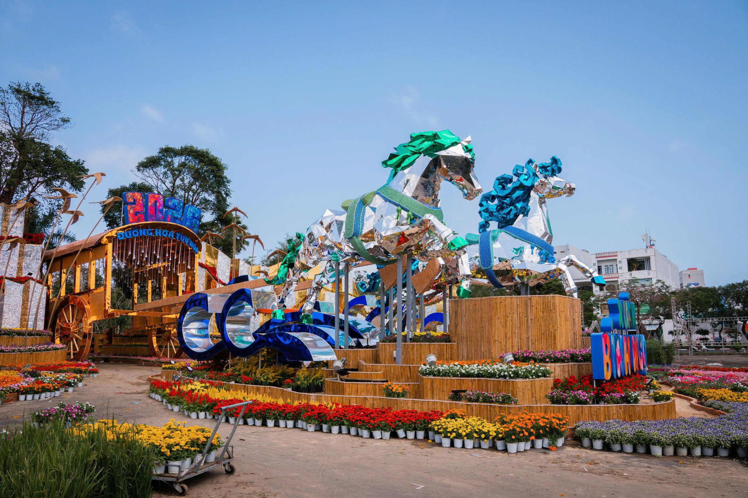 Linh vật ngựa Đắk Lắk tỏa sáng tại đường hoa xuân tuy hòa 2026 - Ảnh 5.