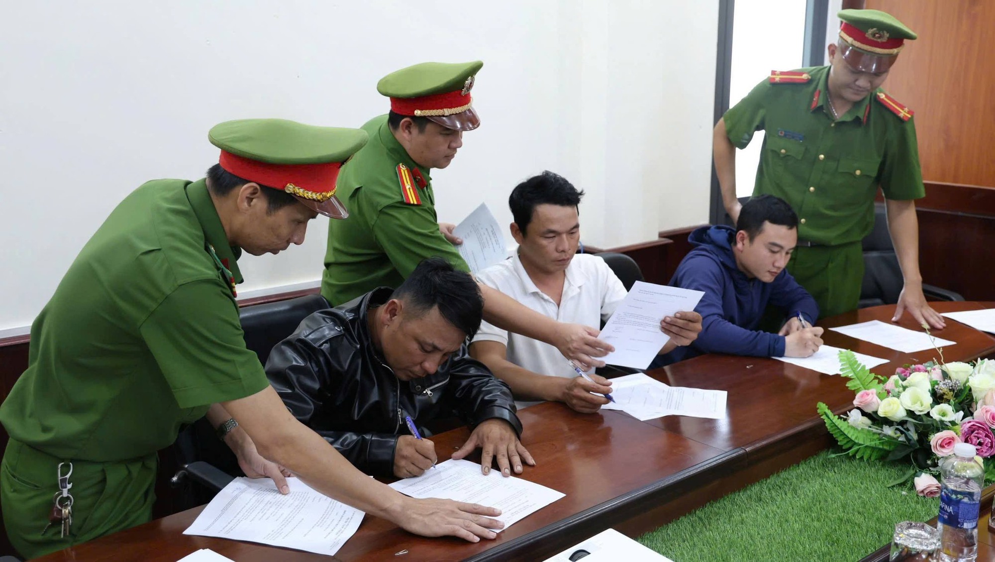 Chôn lấp gần 450 tấn chất thải trái phép ven sông, 3 người bị khởi tố - Ảnh 1.