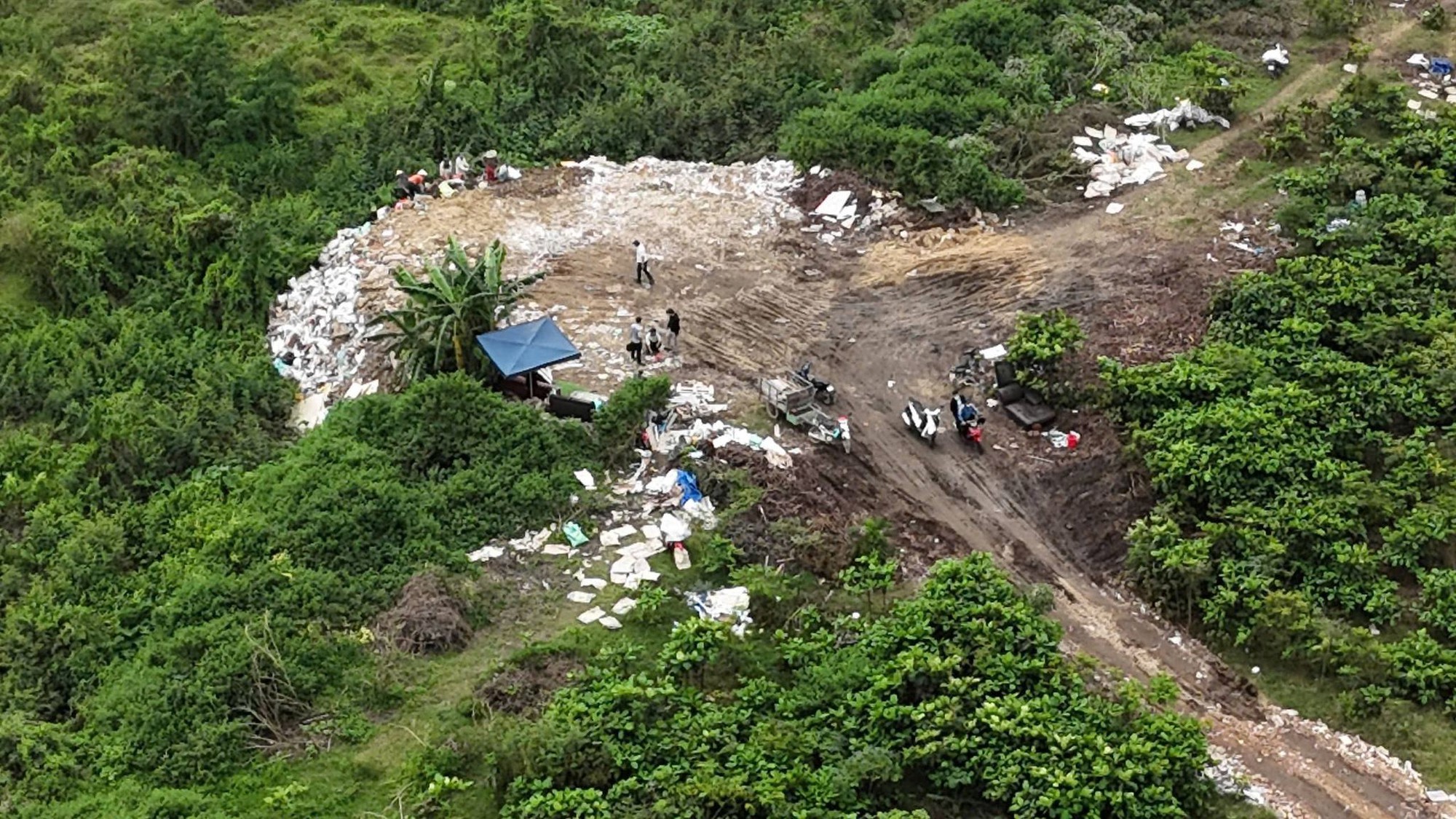 Chôn lấp gần 450 tấn chất thải trái phép ven sông, 3 người bị khởi tố - Ảnh 2.